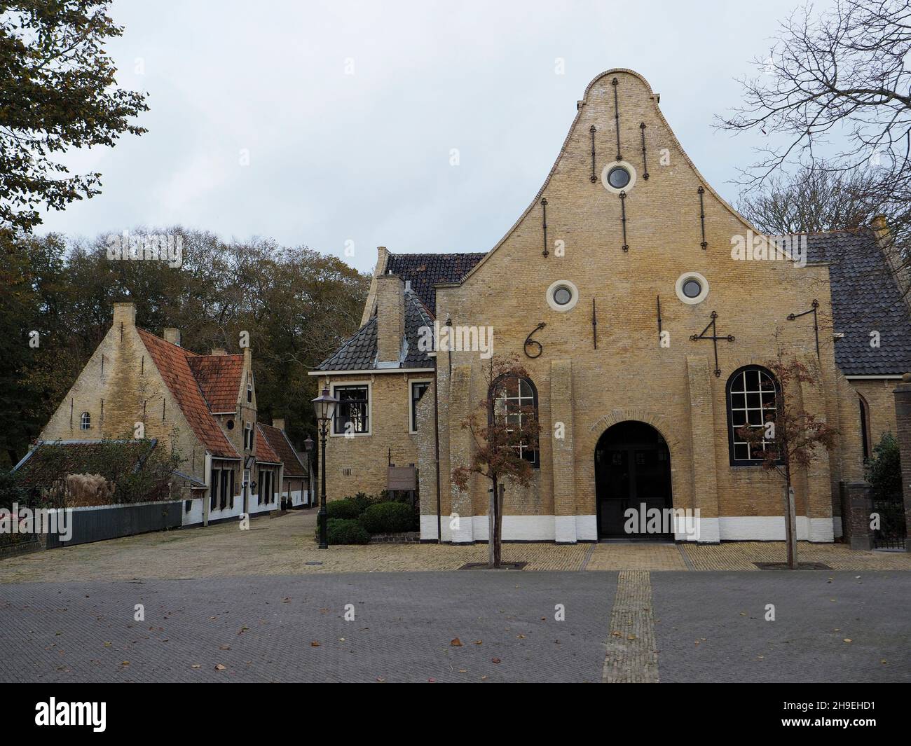 Iglesia histórica y edificios en la aldea de Oost-Vlieland, isla de Vlieland, Países Bajos. La iglesia fue construida en 1605, modificada en 1647. Foto de stock