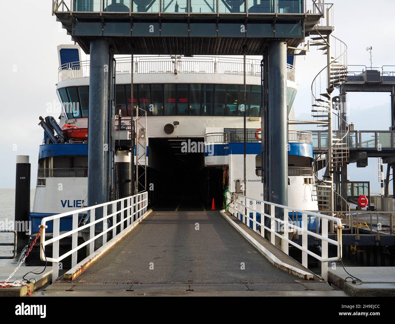 La rampa de coches del ferry desde la isla de Vlieland a Harlingen, Friesland, Holanda. El viaje sobre el mar poco profundo de Wadden dura unos 90 minutos. Foto de stock