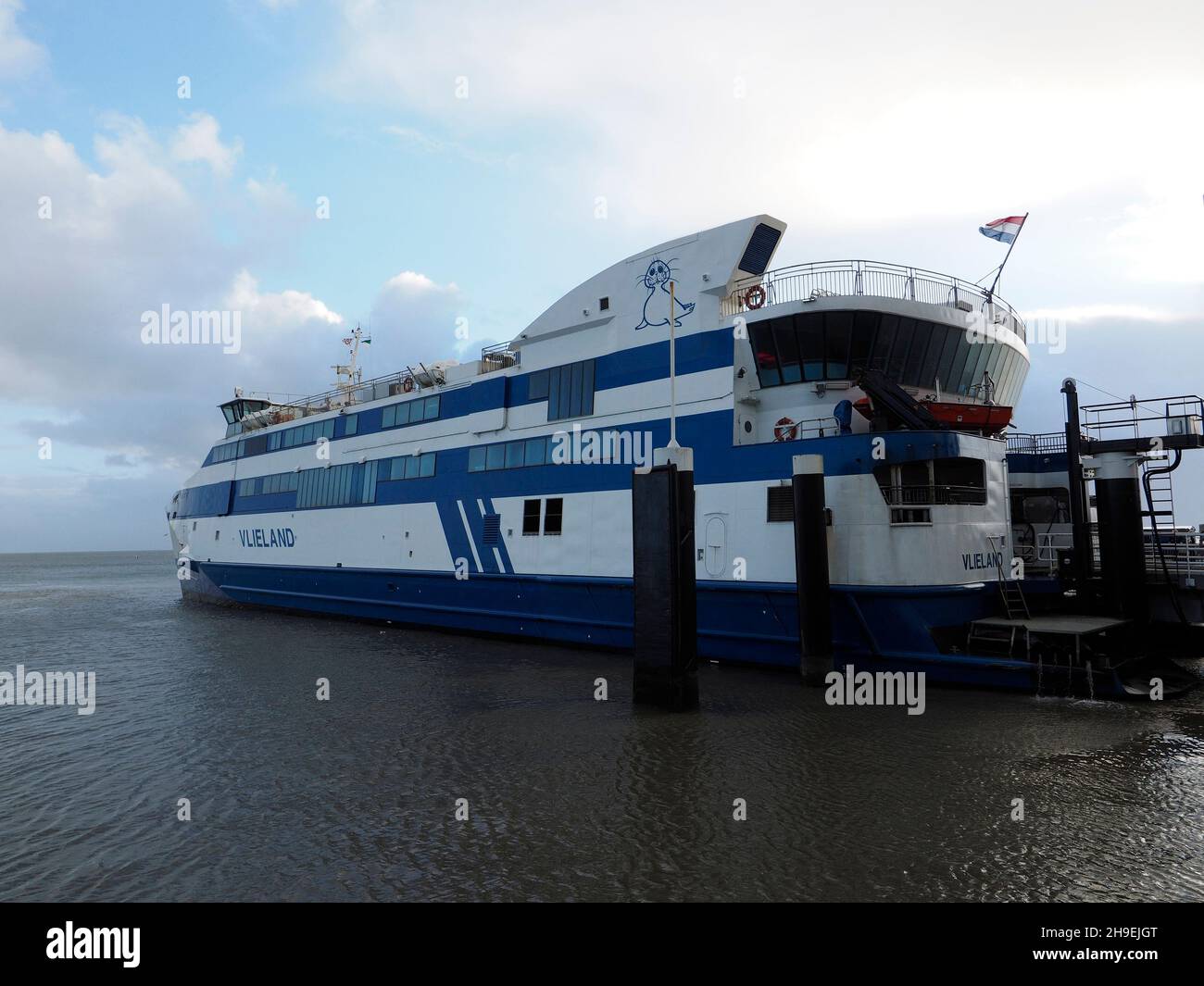 El ferry desde la isla de Vlieland a Harlingen, Friesland, Holanda. El viaje sobre el mar poco profundo de Wadden dura unos 90 minutos. Foto de stock