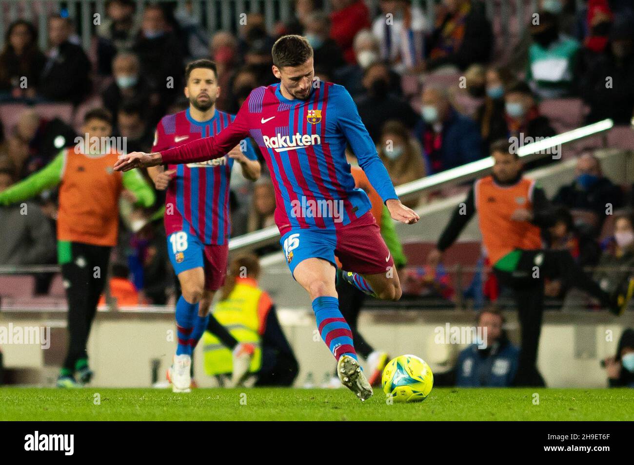 Clement Lenglet del FC Barcelona durante el partido de Liga entre el FC Barcelona y el Real Betis en el Camp Nou de Barcelona, España. Foto de stock