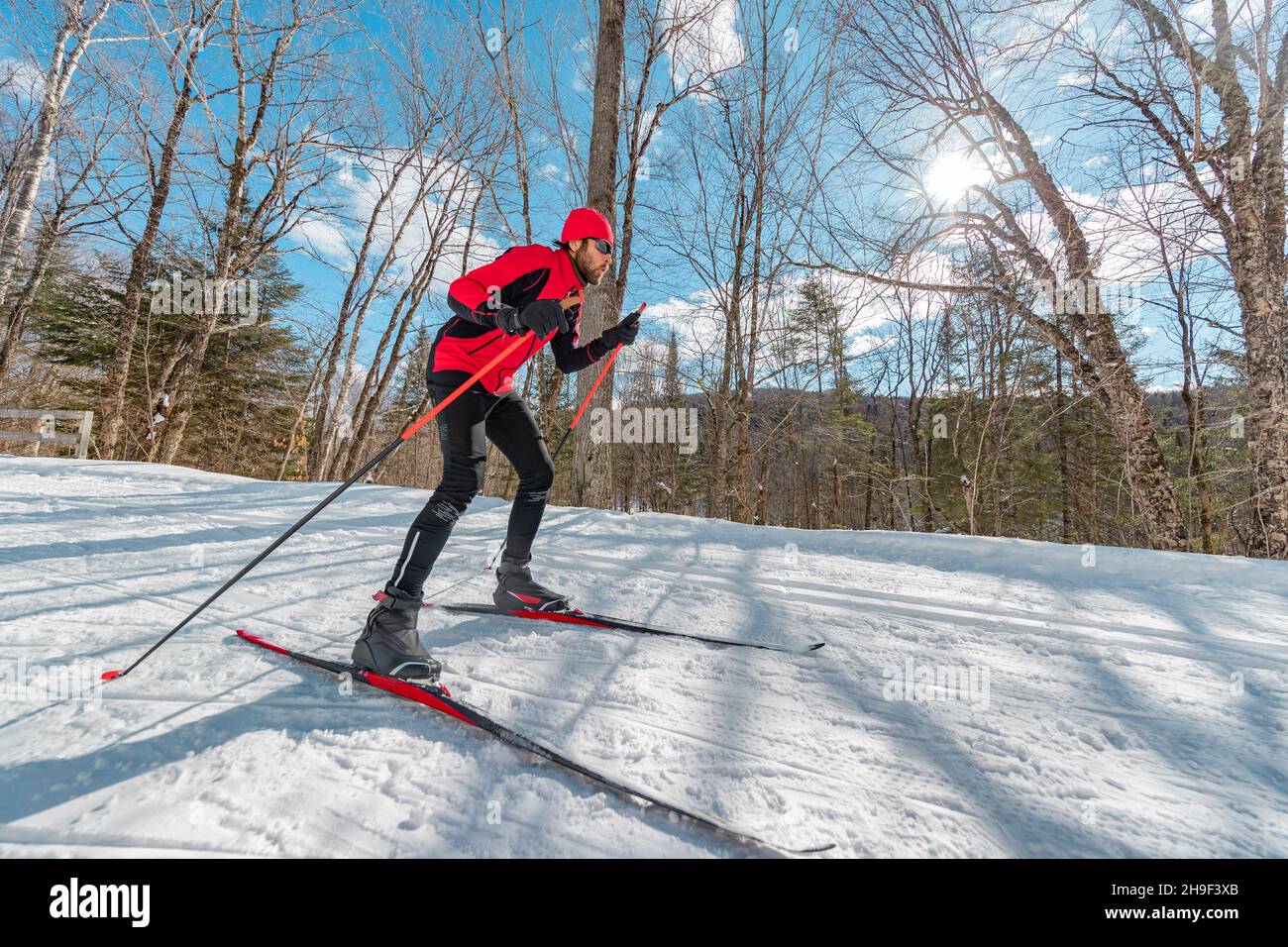 Cross Country Skate Ski Style - Hombre en Nordic Ski en el bosque en  invierno haciendo diversión resistencia deportes de invierno en la nieve en  esquí de fondo Fotografía de stock - Alamy