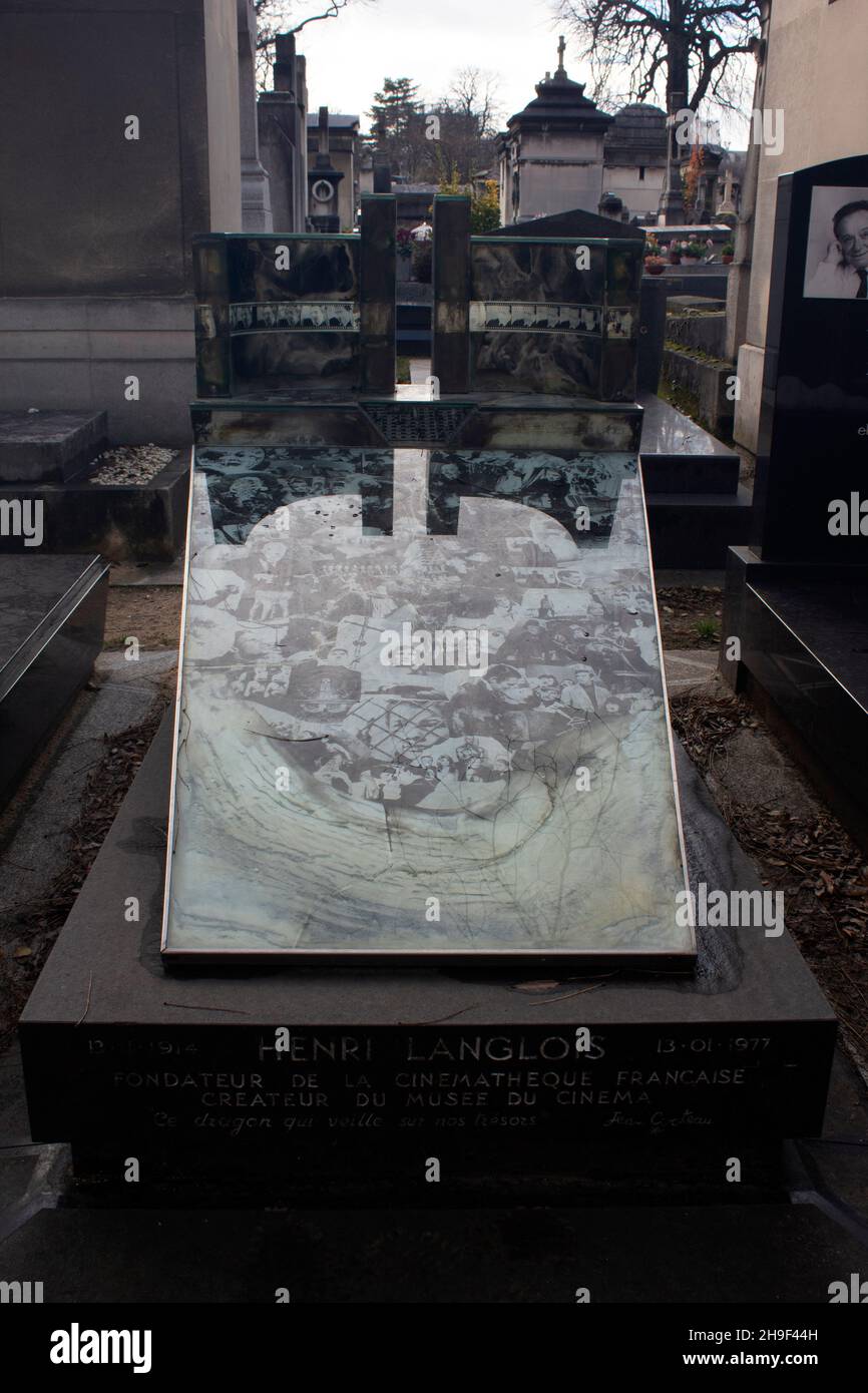 La tumba de Henri Langlois - archivista y cinéfilo de cine francés, y fundador de la Cinemateque Francaise - decorado con imágenes Montparnasse Foto de stock
