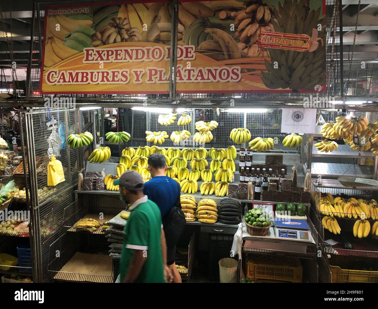La gente que compra plátanos Foto de stock