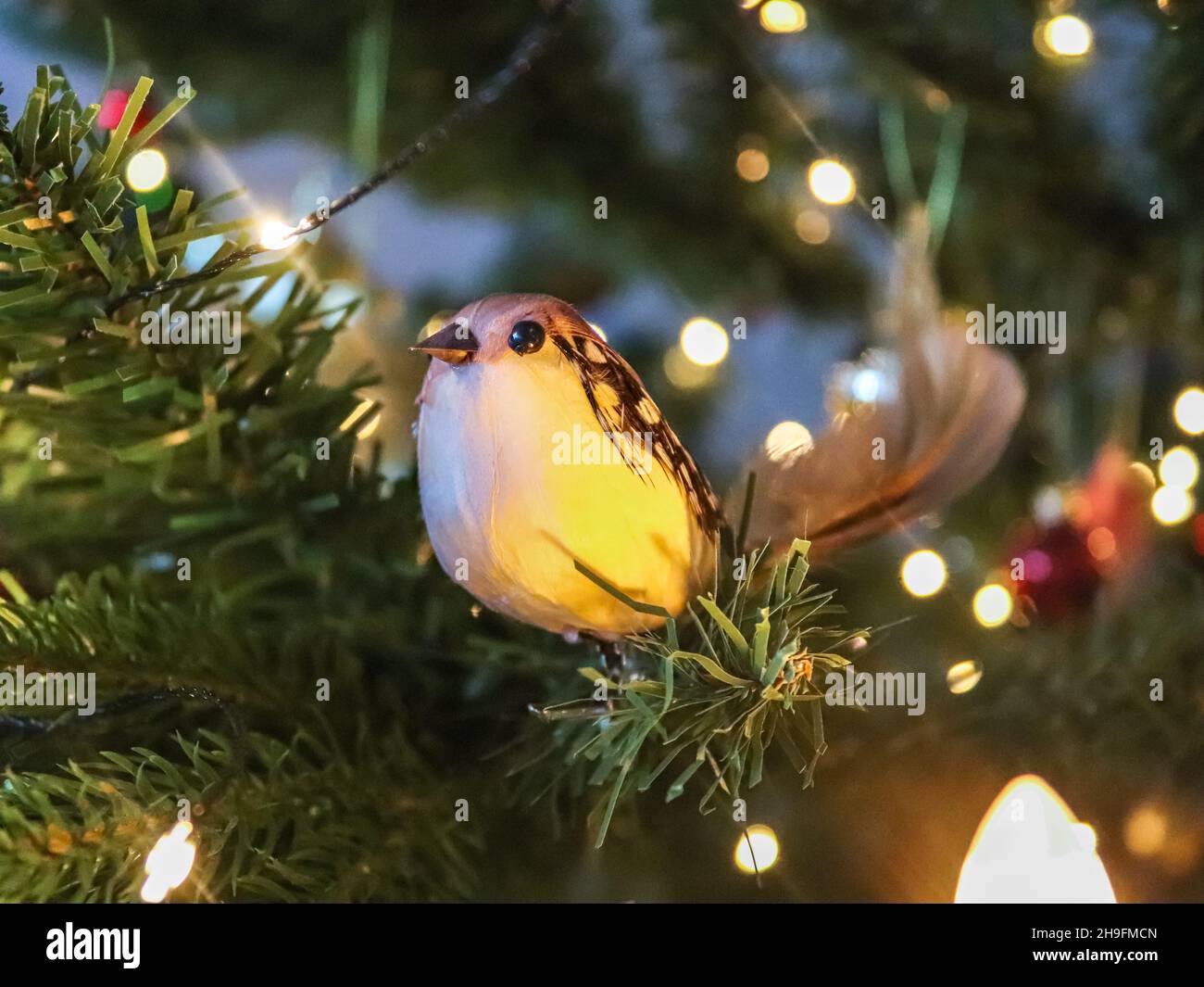 Pájaro - decoración de árbol de Navidad en un árbol de Navidad artificial  Fotografía de stock - Alamy