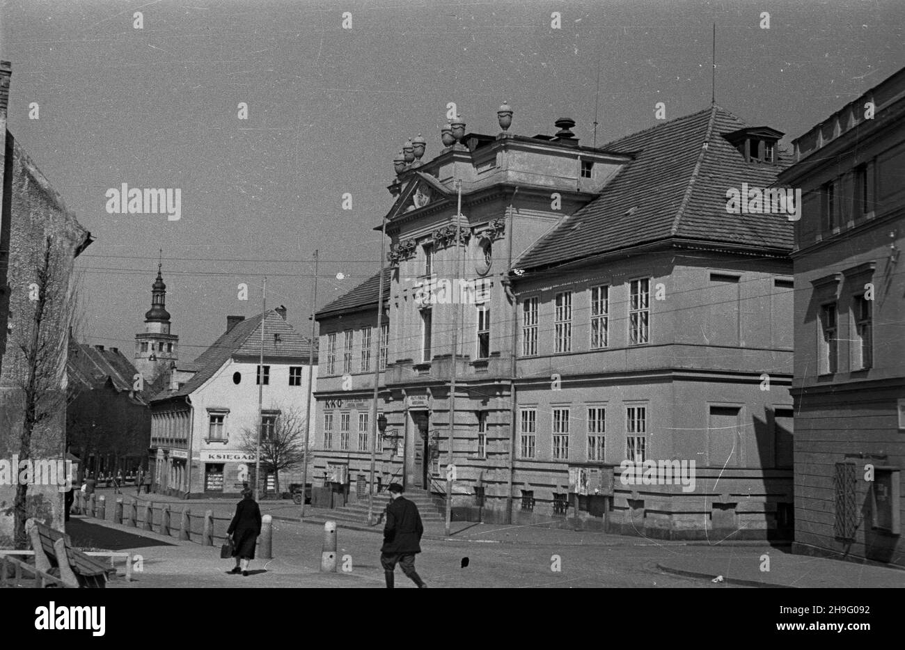 Kowary, 1948-04. Ratusz w stylu klasycystycznym z XVIII w. przy ul. 1 Maja 1a. Obok z lewej budynek ksiêgarni Spó³dzielni Wydawniczej Wiedza (kamienica nr 9). W g³êbi Wie¿A koœcio³a pw. Najœwiêtszej Marii Panny. Rd PAP Dok³adny dzieñ wydarzenia nieustalony. Kowary, abril de 1948. El ayuntamiento clasicista que data del siglo 18th en el 1a de mayo de la calle 1st. Baside El edificio de la librería editorial Wiedza (No 9 casa de tenencia). En el fondo la torre de la iglesia de Santa María. Er PAP Foto de stock