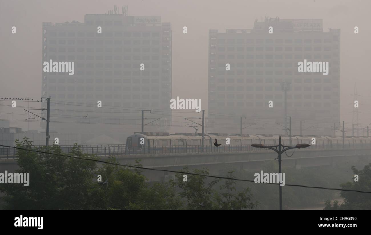 Una vista de Nueva Delhi, India, en medio de un fuerte smog y contaminación del aire en la temporada de invierno. Foto tomada el 05 de noviembre de 2021. Foto de stock