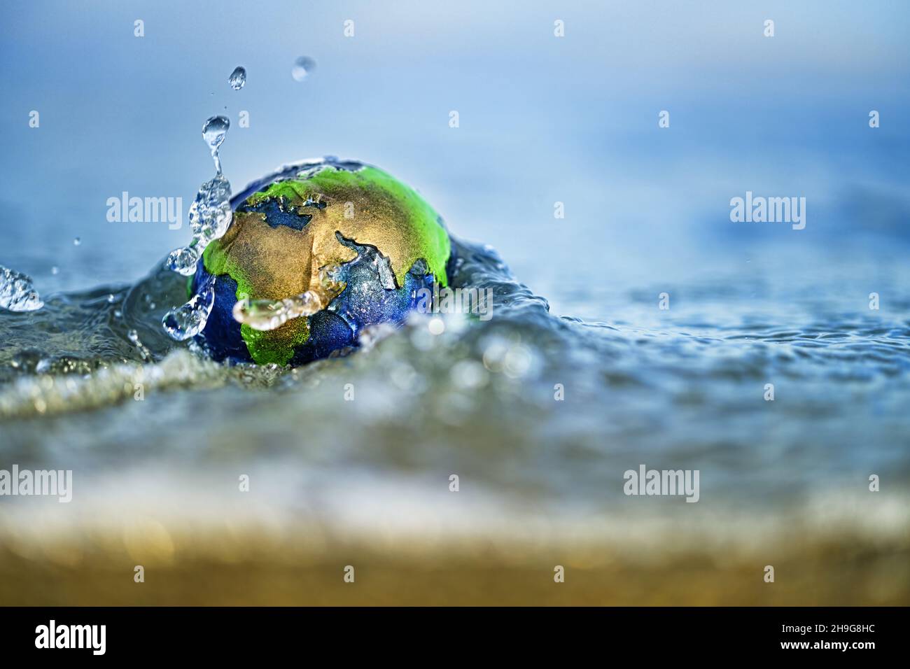 Globo en el agua, cambio climático Foto de stock