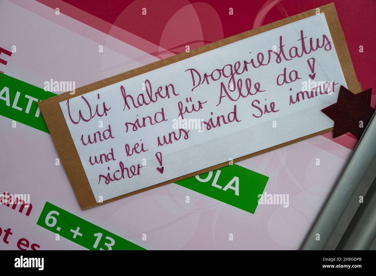 Schilder mit Corona-Regeln in der Innenstadt Kiels Foto de stock