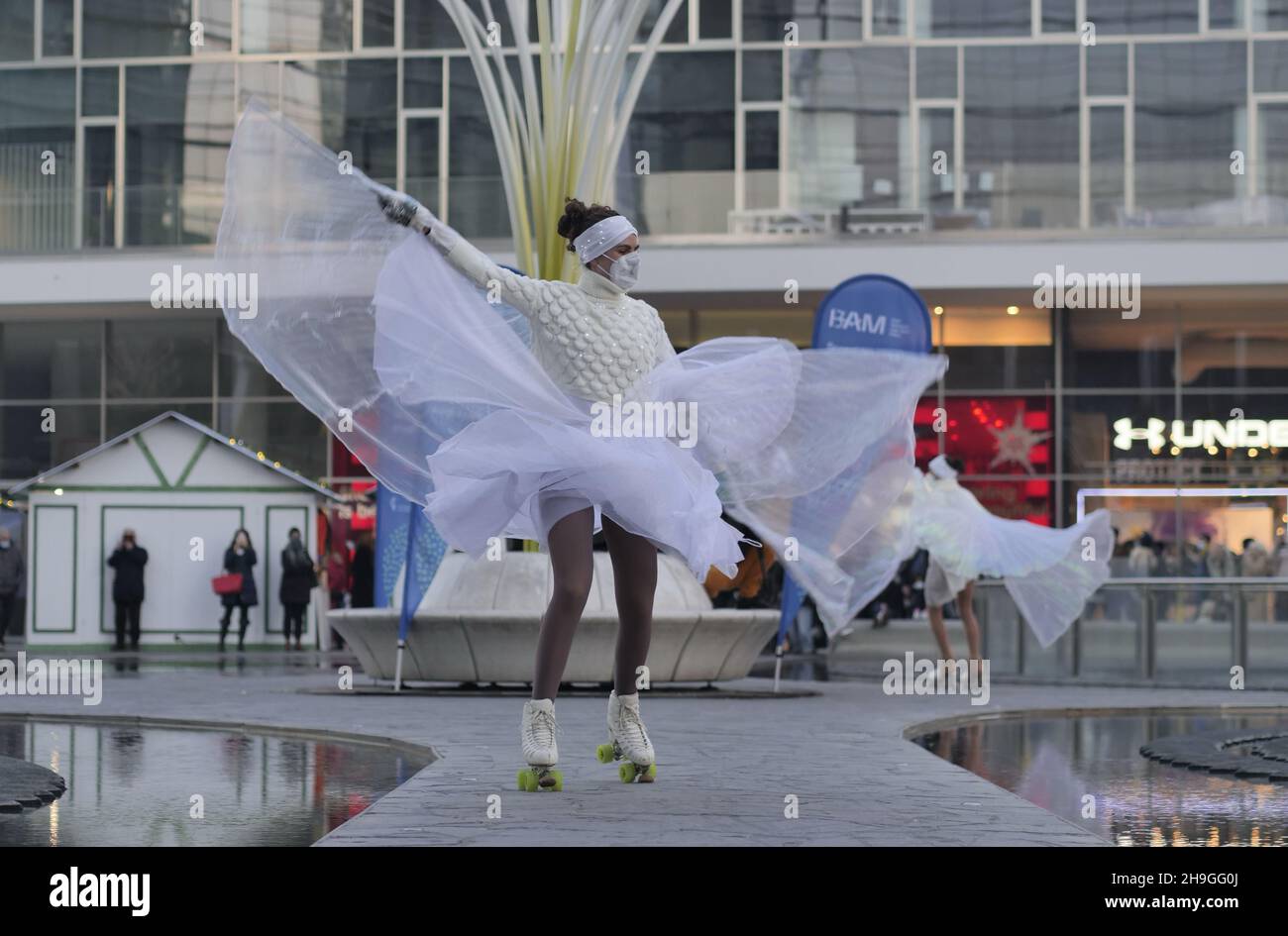 Exposición de bailarines de patinaje artístico en la plaza Gae Aulenti en Milán, Lombardía, Italia Foto de stock