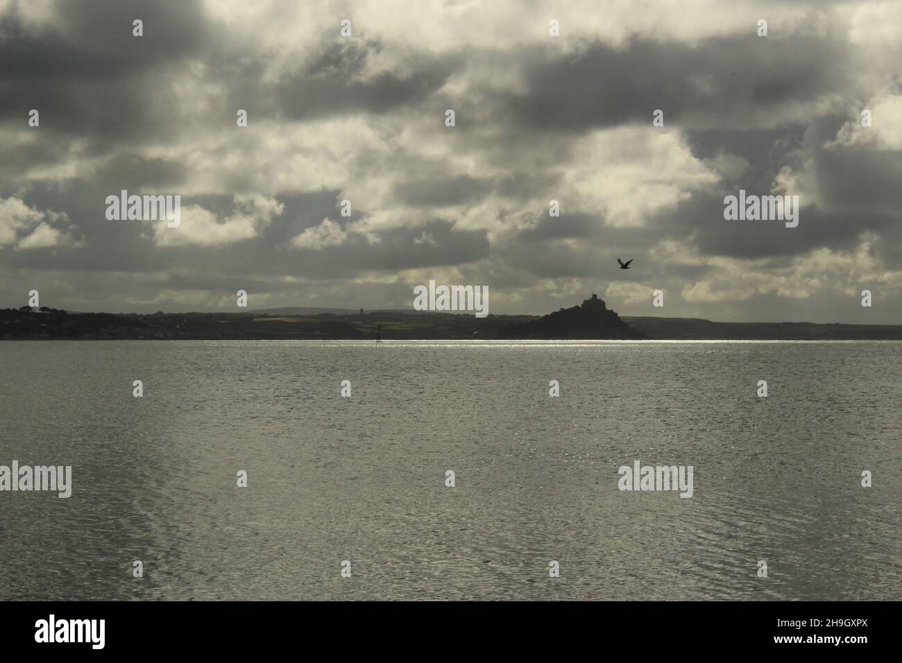 Marazion, Mounts Bay y el monte de San Miguel (silueta) visto desde