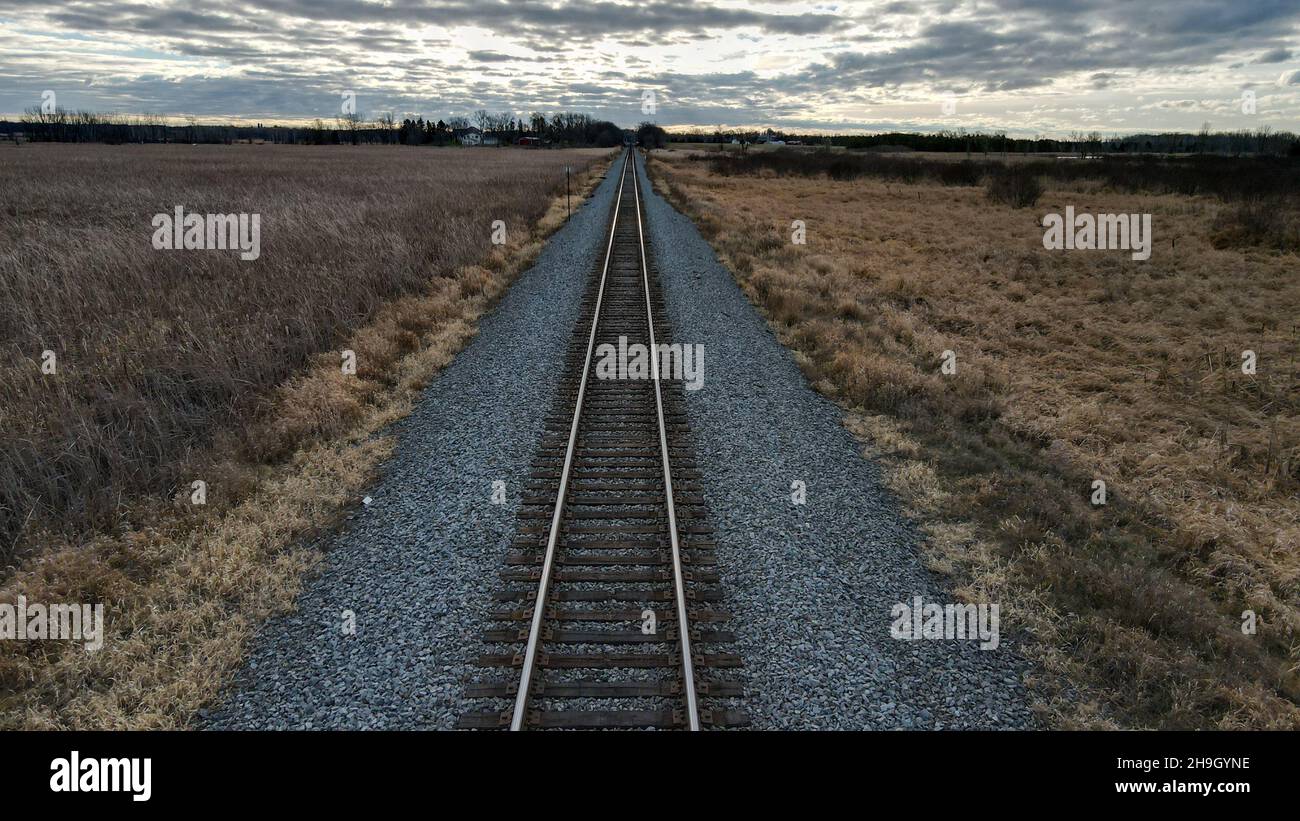 Las vías del ferrocarril de las tierras agrícolas rurales de Wisconsin van muy lejos Foto de stock