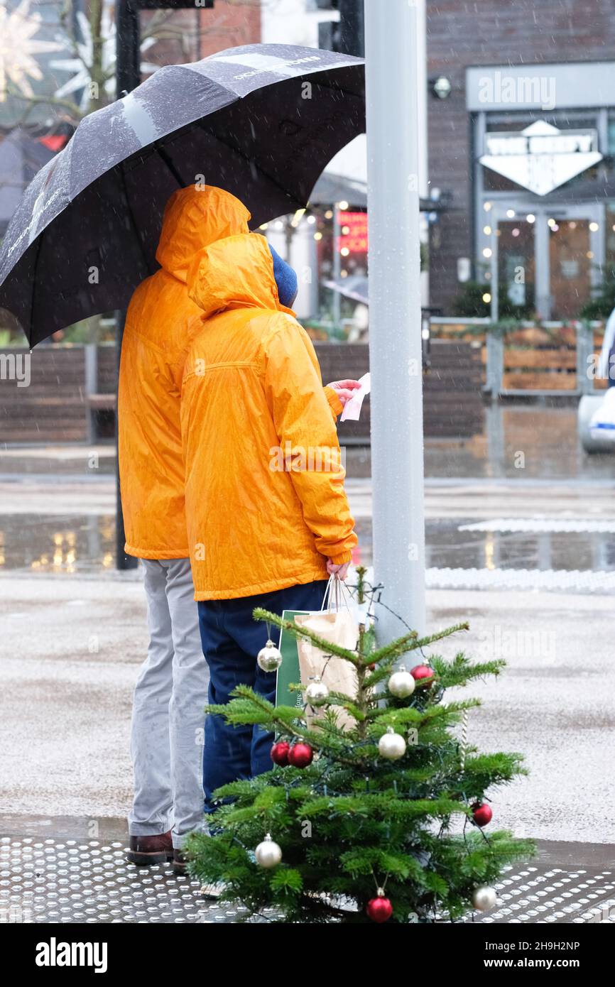 Hereford, Herefordshire, Reino Unido - Martes 7th de diciembre de 2021 - El tiempo en el Reino Unido - Los compradores de Navidad se atrevan con los fuertes vientos y las fuertes lluvias en el centro de la ciudad de Hereford como la tormenta Barra aprroaches de Occidente - Foto Steven May / Alamy Live News Foto de stock