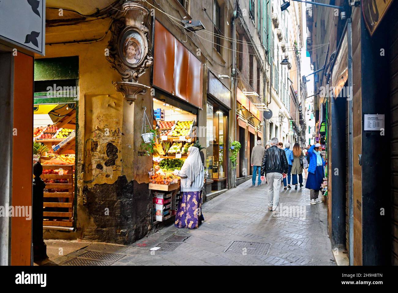 Vista de la calle de Via San Luca, un callejón estrecho ('caruggio') en el centro histórico de Génova, Patrimonio de la Humanidad de la Unesco, Liguria, Italia Foto de stock
