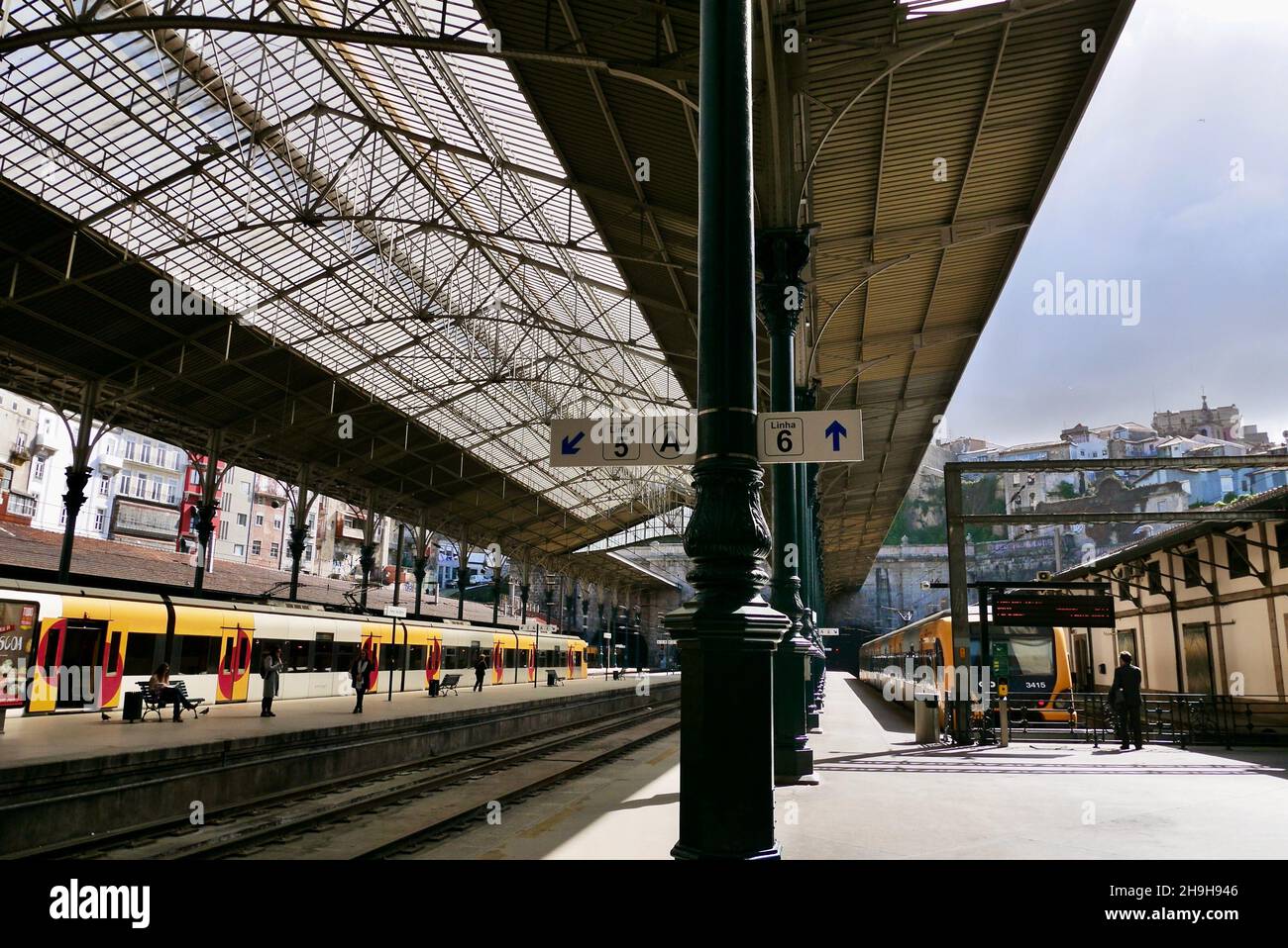 Porto, Portugal, 31.03.2017. Plataforma en la estación de tren de Sao Bento. Foto de stock