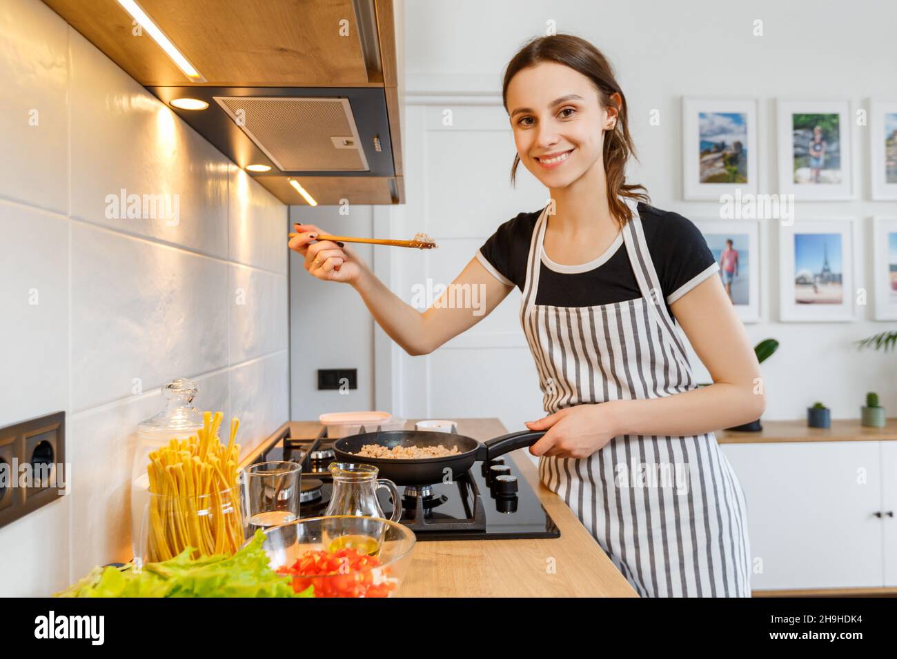 Mujer Con Gorro De Cocinero Y Delantal. Chef Profesional En Cocina. Cocina.  Mujer Feliz Cocinando Comida Saludable Por Receta. Ama De Casa Con Cuchillo  De Cocina. Copie El Espacio Mi Desayuno Favorito