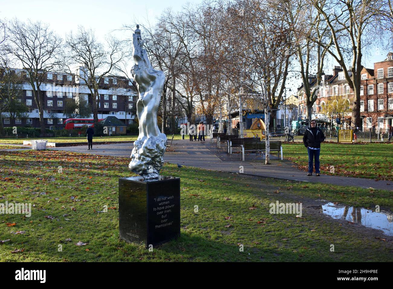 Hombre admirando la escultura dedicada a Mary Wollstonecraft de Maggi Hambling, Newington Green, North London Foto de stock