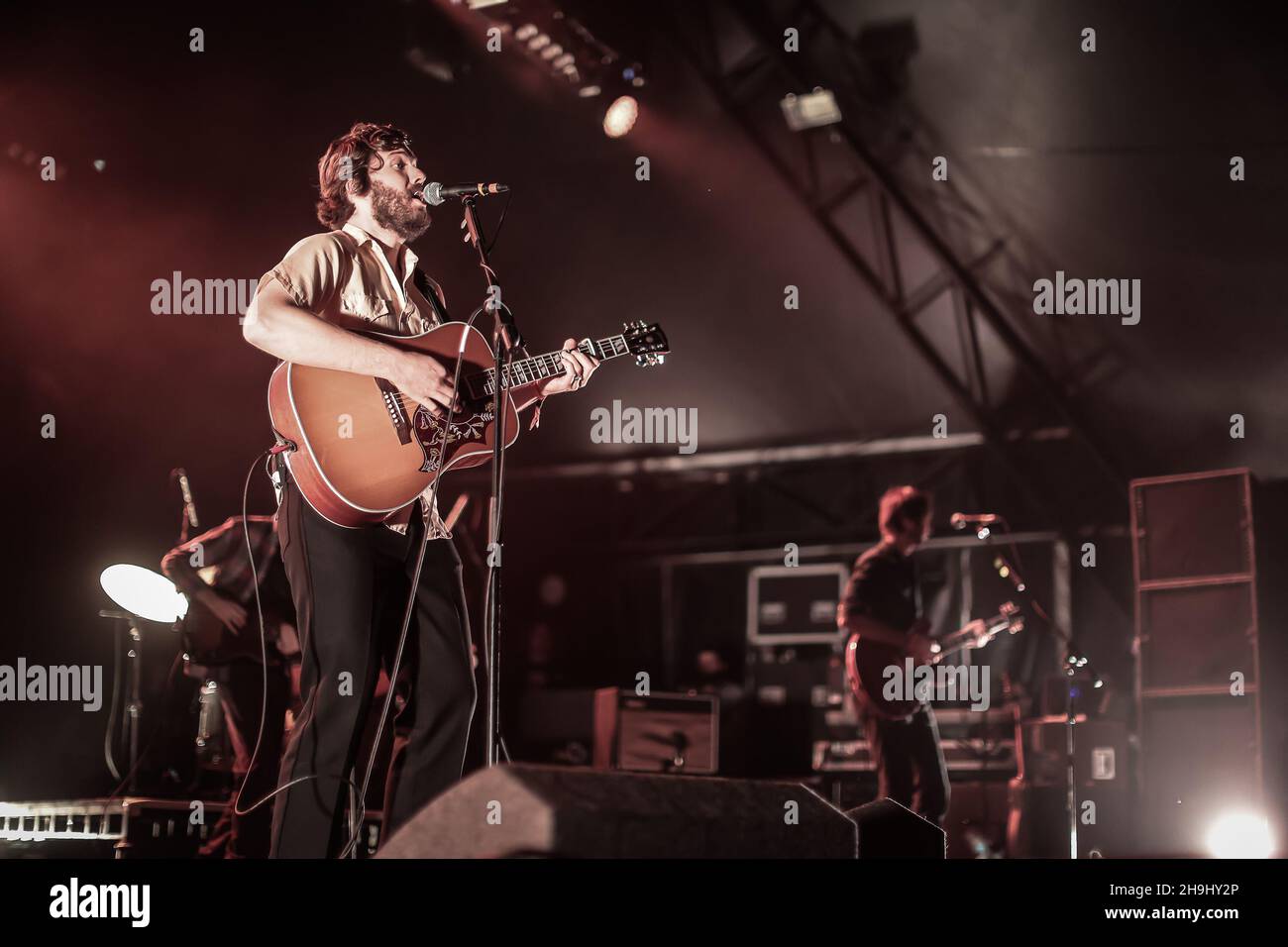 Tim Smith de Midlake actuando en vivo en el escenario como parte del festival Greenman 2013 en Glanusk, Gales del Sur Foto de stock