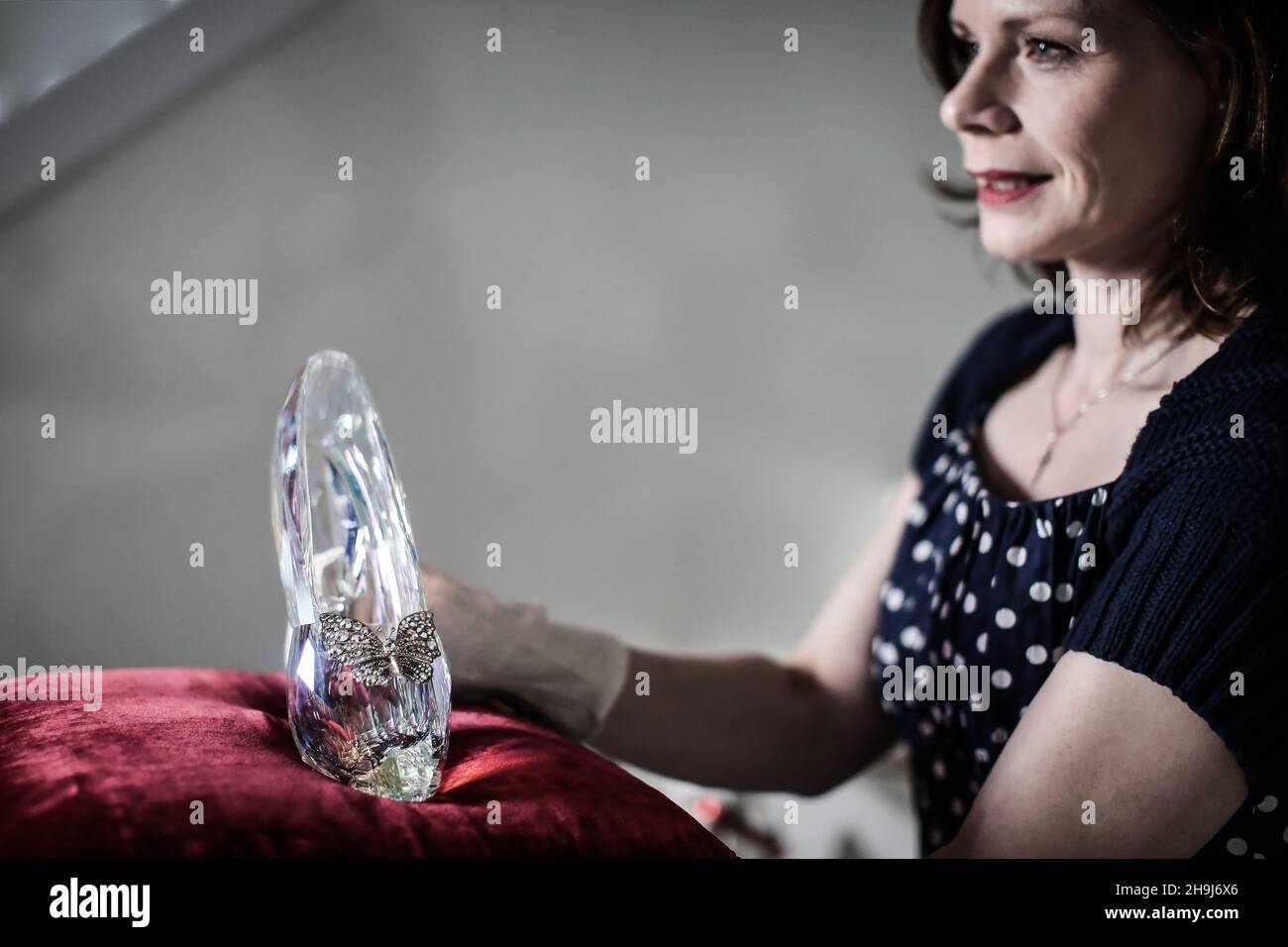 Helen Persson, curadora de la exposición de zapatos: Placer y dolor en el  Victoria and Albert Museum de Londres, posará con una zapatilla Swarovski  de cristal hecha para la película de Cinderella