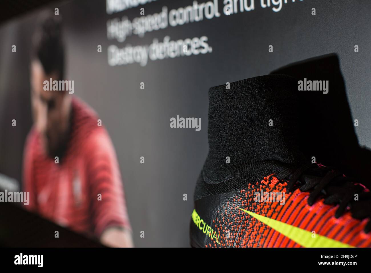 Desde una serie de puntos de vista generales la tienda de DW el centro Arndale de Manchester en torno al lanzamiento de las nuevas botas de fútbol Nike Mercurial