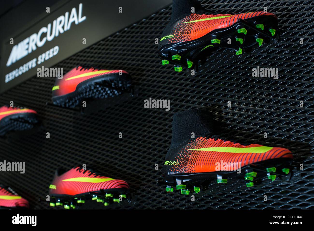 Una muestra de las nuevas botas de fútbol Nike Mercurial. Desde una serie  de puntos de vista generales de la tienda de deportes DW en el centro  Arndale de Manchester en torno
