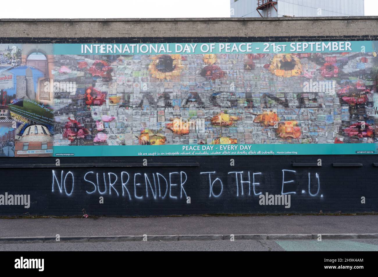 Graffiti en una pared en el lado sindicalista del oeste de Belfast. De una serie de fotos de viajes en Belfast. Fecha de la foto: Viernes, 6 de septiembre de 2019. El crédito de la foto debe ser: Richard Gray/EMPICS Foto de stock