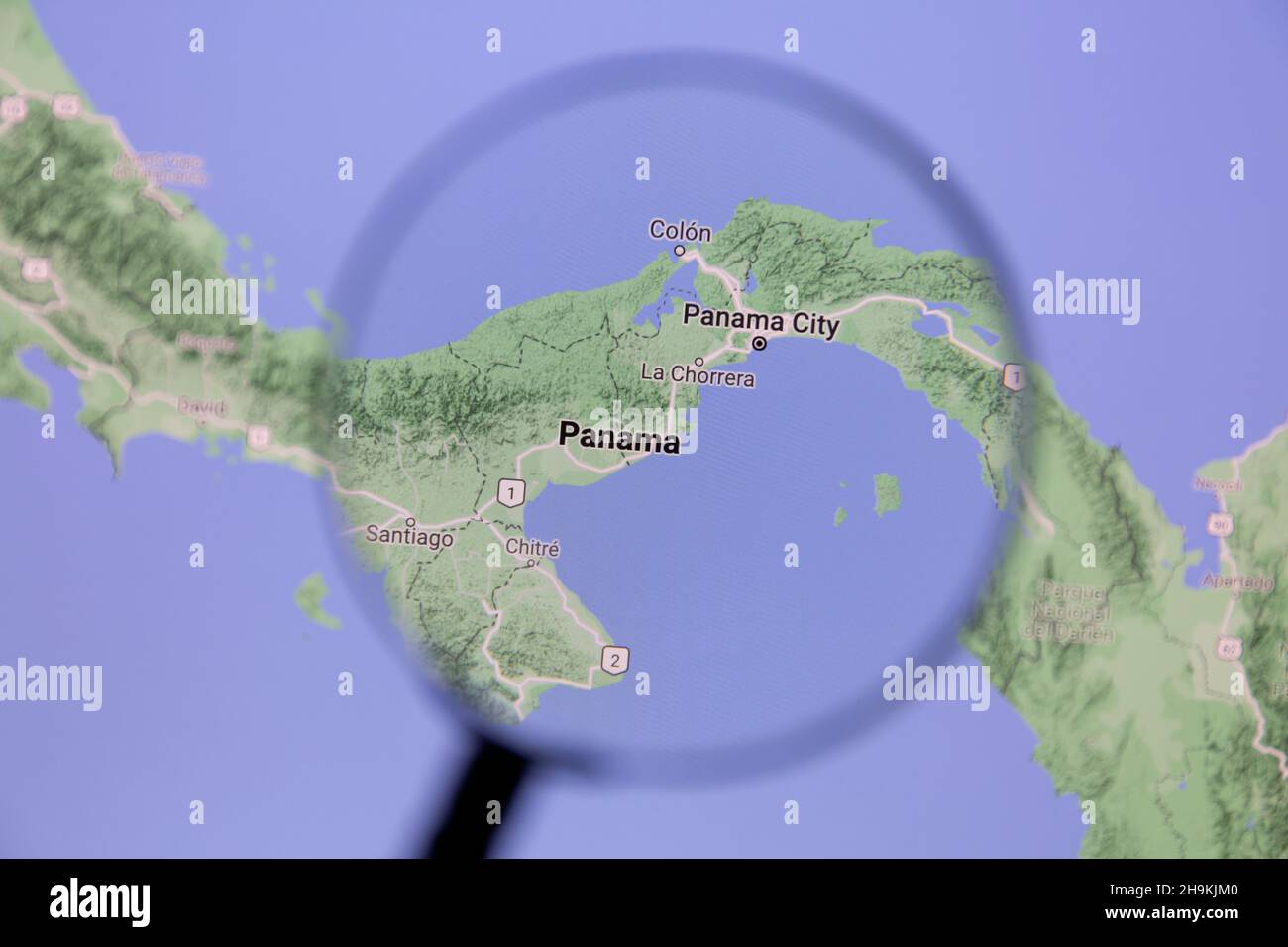Ostersund, Suecia - 7 de septiembre de 2021: Panamá en Google Maps bajo una lupa.. Panamá es un país transcontinental en América Central y el Sur de la mañana Foto de stock