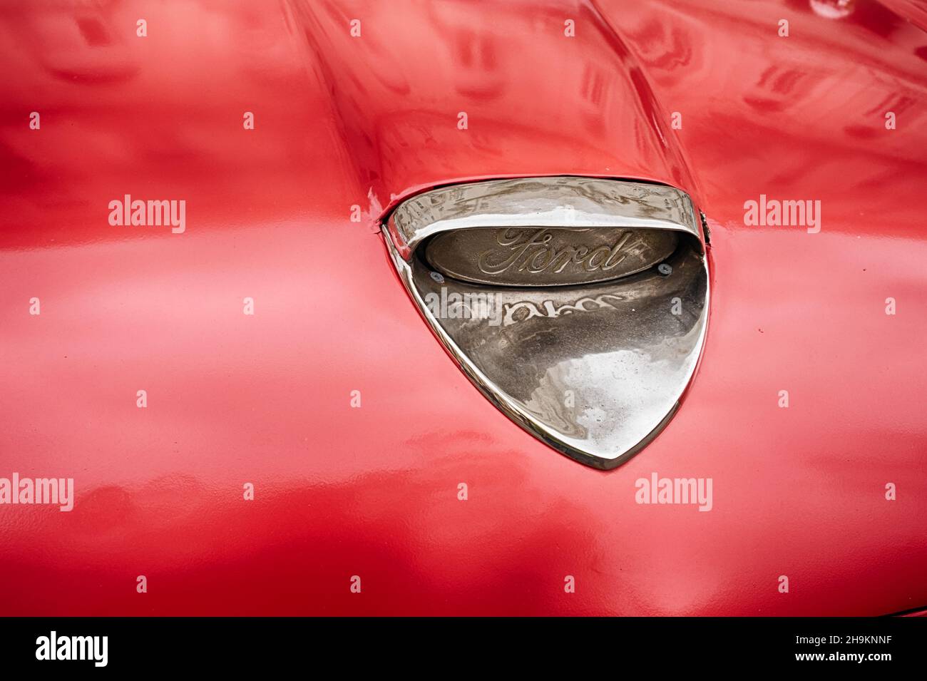 Detalle del escape en el capó de un coche sintonizado con pintura blanca  Fotografía de stock - Alamy