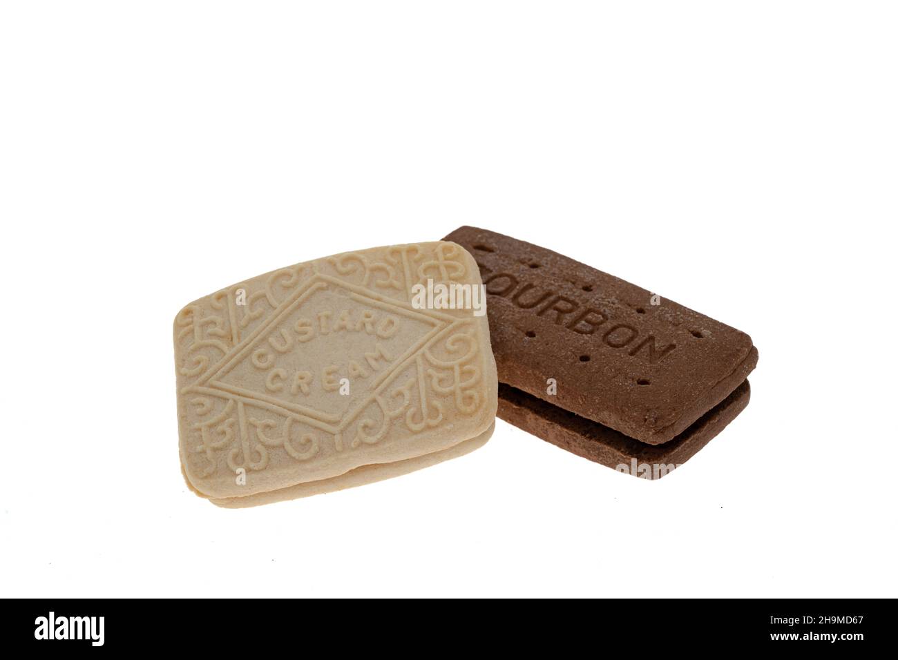 Una crema de natillas y una galleta de chocolate bourbon - fondo blanco Foto de stock