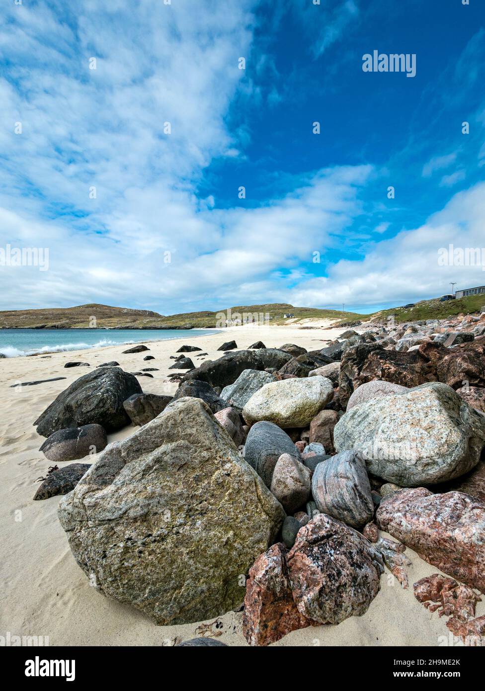 Guijarros, rocas y en la remota y hermosa playa desierta en Hushinish (Traigh Huisinis) en mayo, Isla de Harris, Hébridas Exteriores, Escocia, Foto de stock