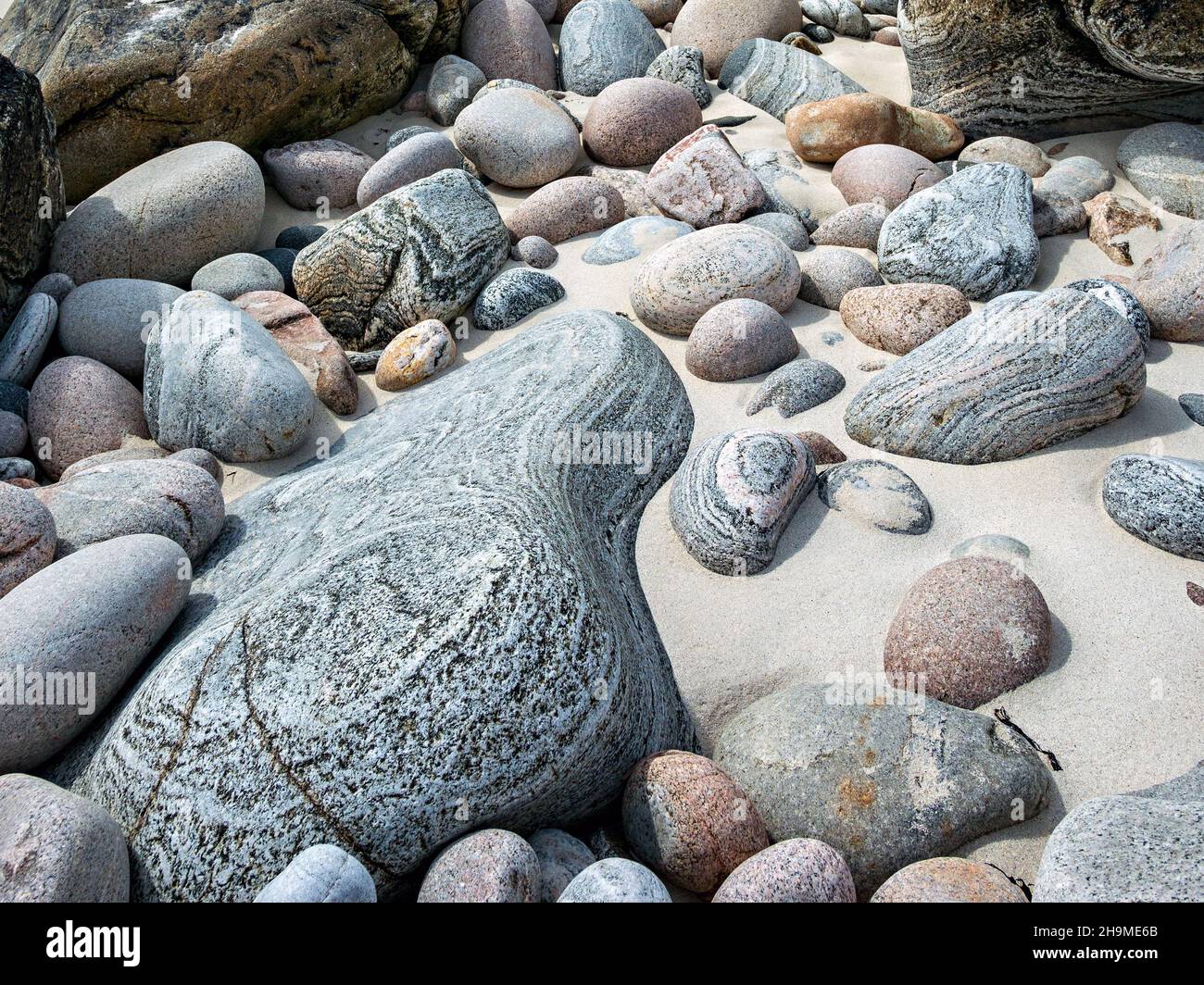 Banded rock, piedras y guijarros, incluyendo gneiss de Lewisian, en Hushinish Beach, Isla de Harris, Escocia, Reino Unido Foto de stock