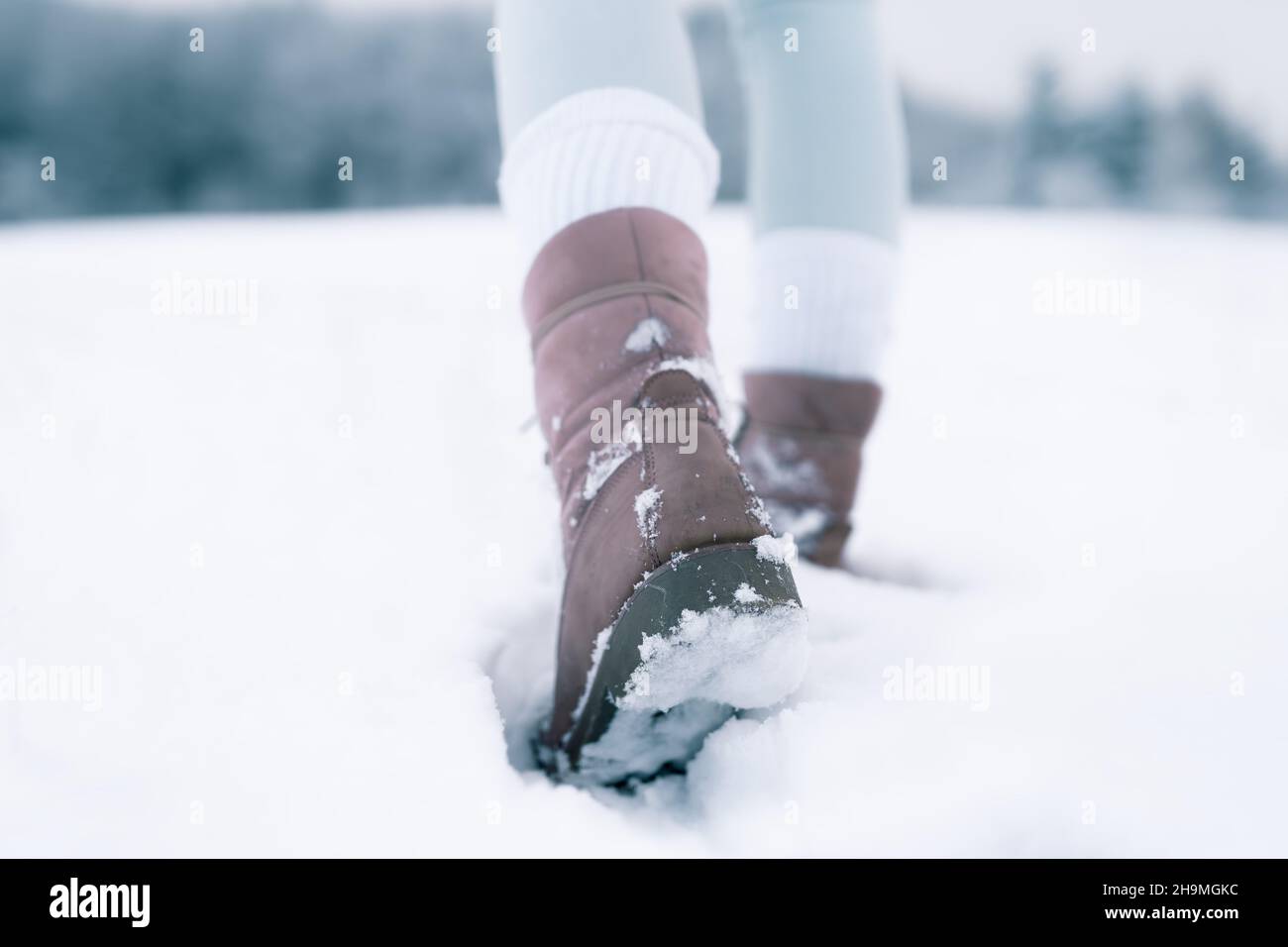 Detalle de las botas de una chica en la nieve, botas rosas vadeando a  través de un paisaje nevado, senderismo de invierno Fotografía de stock -  Alamy