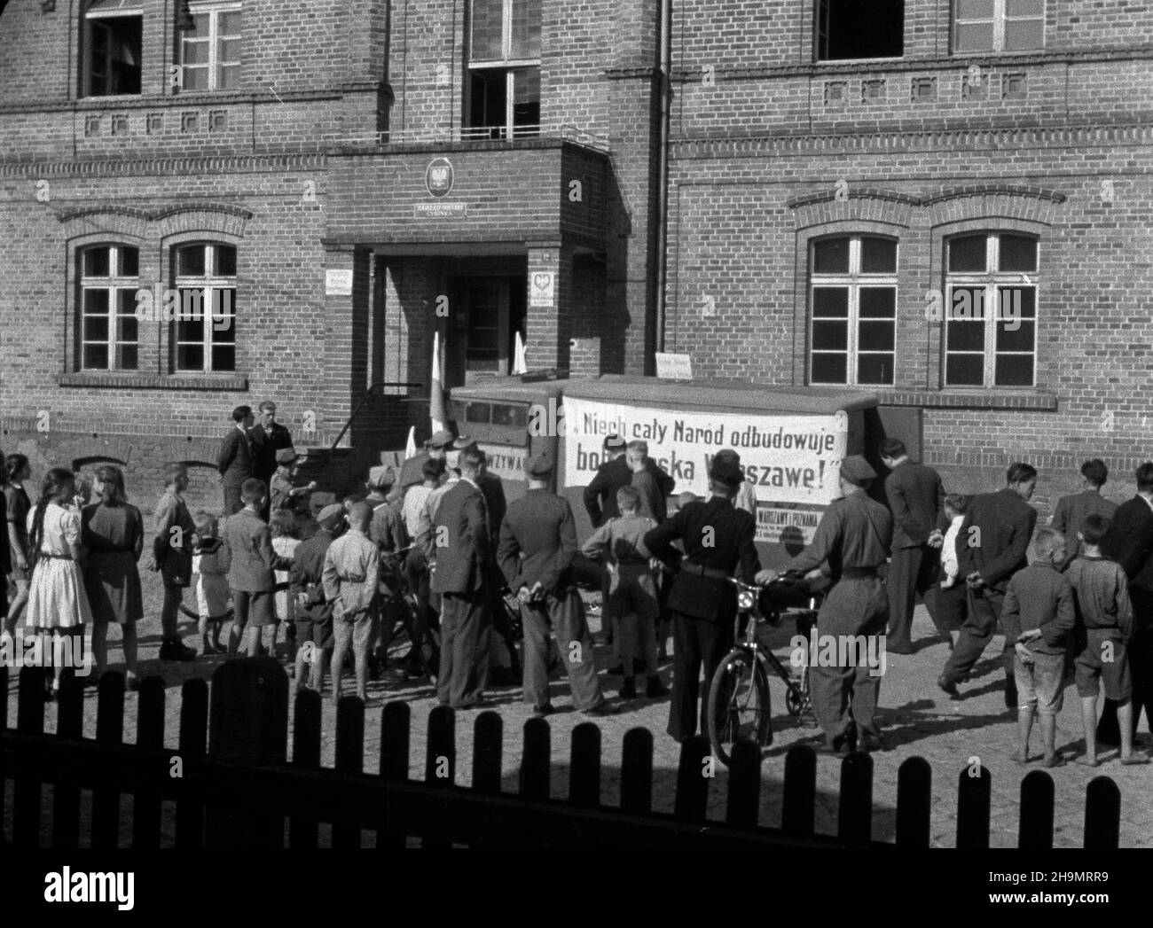 Cybinka, 1948-10. Ca³y kraj zbiera pieni¹dze na Spo³eczny Fundusz Odbudowy Stolicy, wp³aty przekroczy³y ju¿ 3 miliardy z³otych. Poznañskie zajmuje drugie miejsce na liœcie najbardziej ofiarnych województw. NZ. Kwesta przed budynkiem Zarz¹du Miejskiego prowadzona przez pracowników kina objazdowego. mw PAP Dok³adny dzieñ wydarzenia nieustalony. Cybinka, octubre de 1948. Una campaña de recaudación de fondos para el Fondo de Reconstrucción de Varsovia recaudó más de 3 mil millones de zlotys en toda Polonia. La provincia de Poznan fue la segunda mayor contribuyente entre las provincias de Polonia. En la foto: Trabajadores del cine itinerante recolectando donati Foto de stock