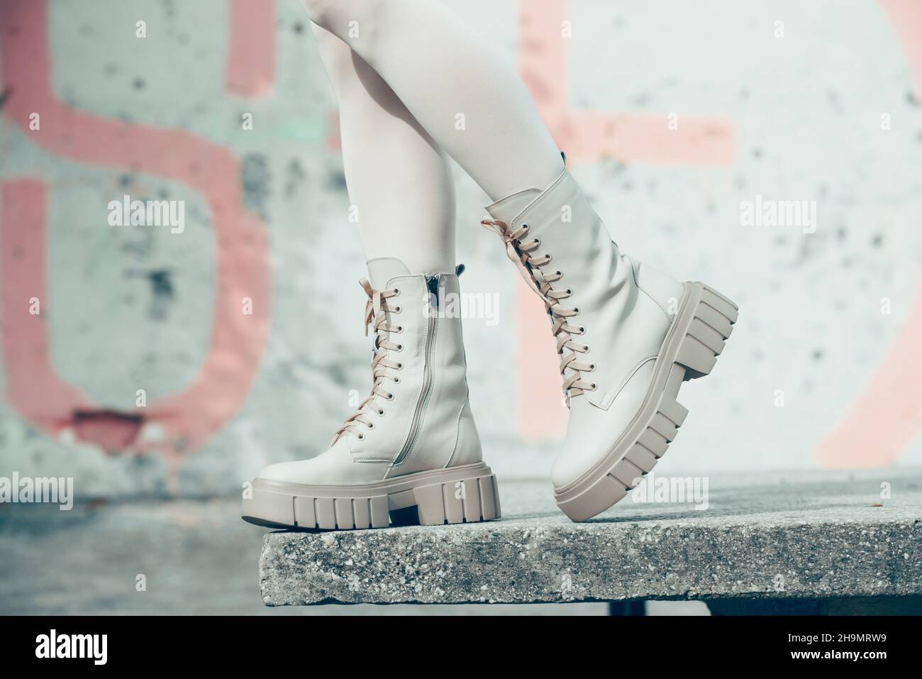 Piernas femeninas con botas blancas de moda con cordones Fotografía de  stock - Alamy