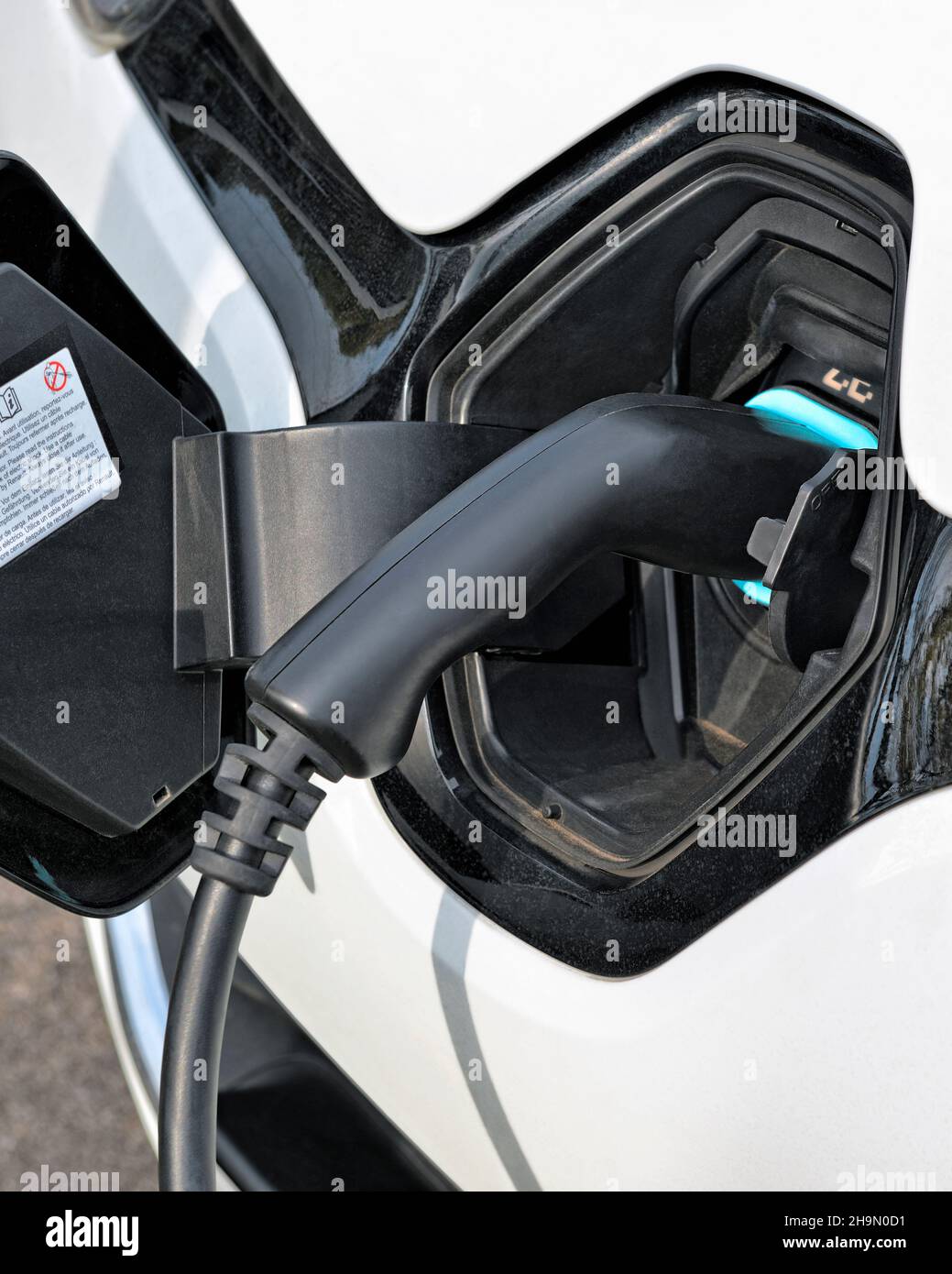 Carga de coches eléctricos en el punto de carga, Reino Unido Foto de stock