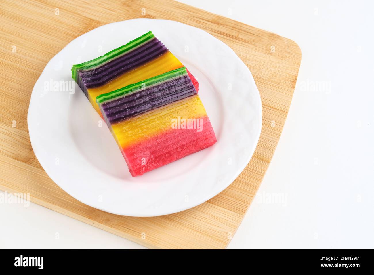 Kue Lapis o Kue Pepe o pastel de capa pegajosa Rainbow, postre tradicional  indonesio hecho de harina de arroz y leche de coco, cocido al vapor capa a  capa Fotografía de stock -