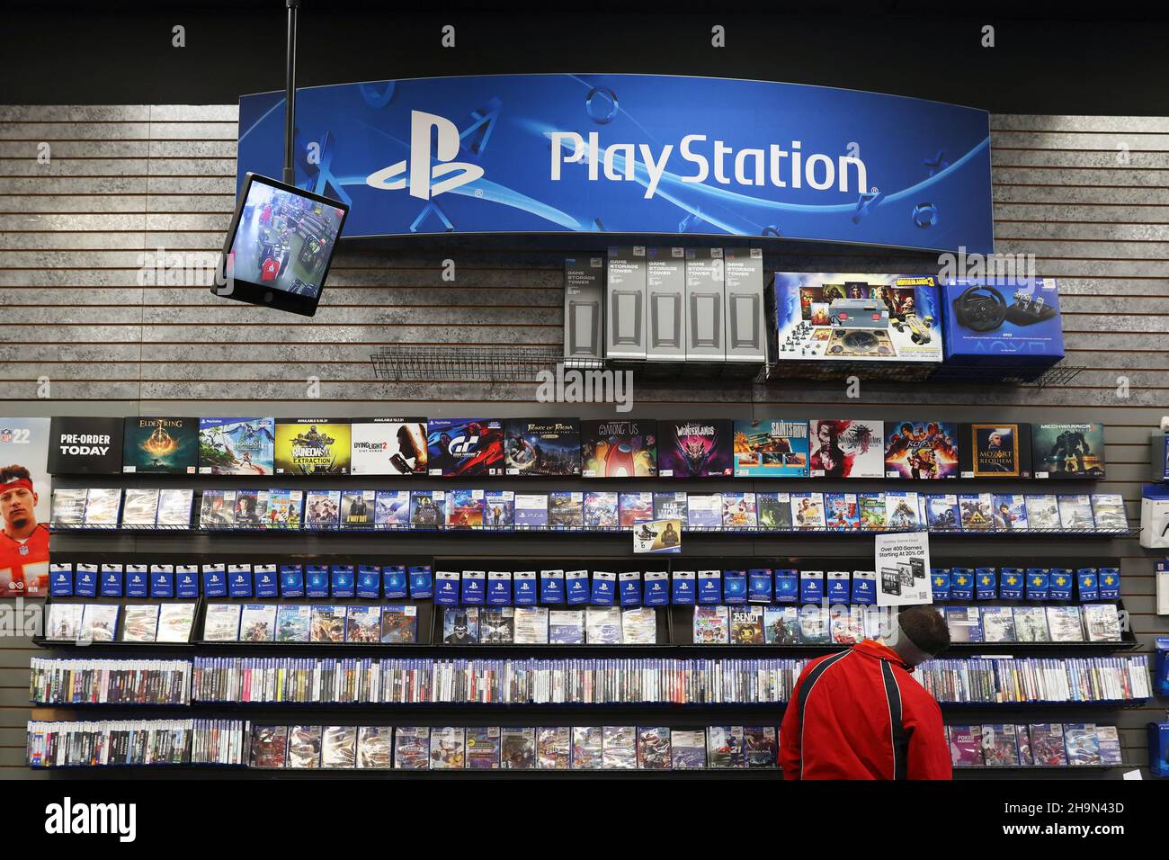 Una persona mira los juegos de PlayStation en un GameStop en Manhattan,  Nueva York, EE.UU., 7 de diciembre de 2021. REUTERS/Andrew Kelly Fotografía  de stock - Alamy
