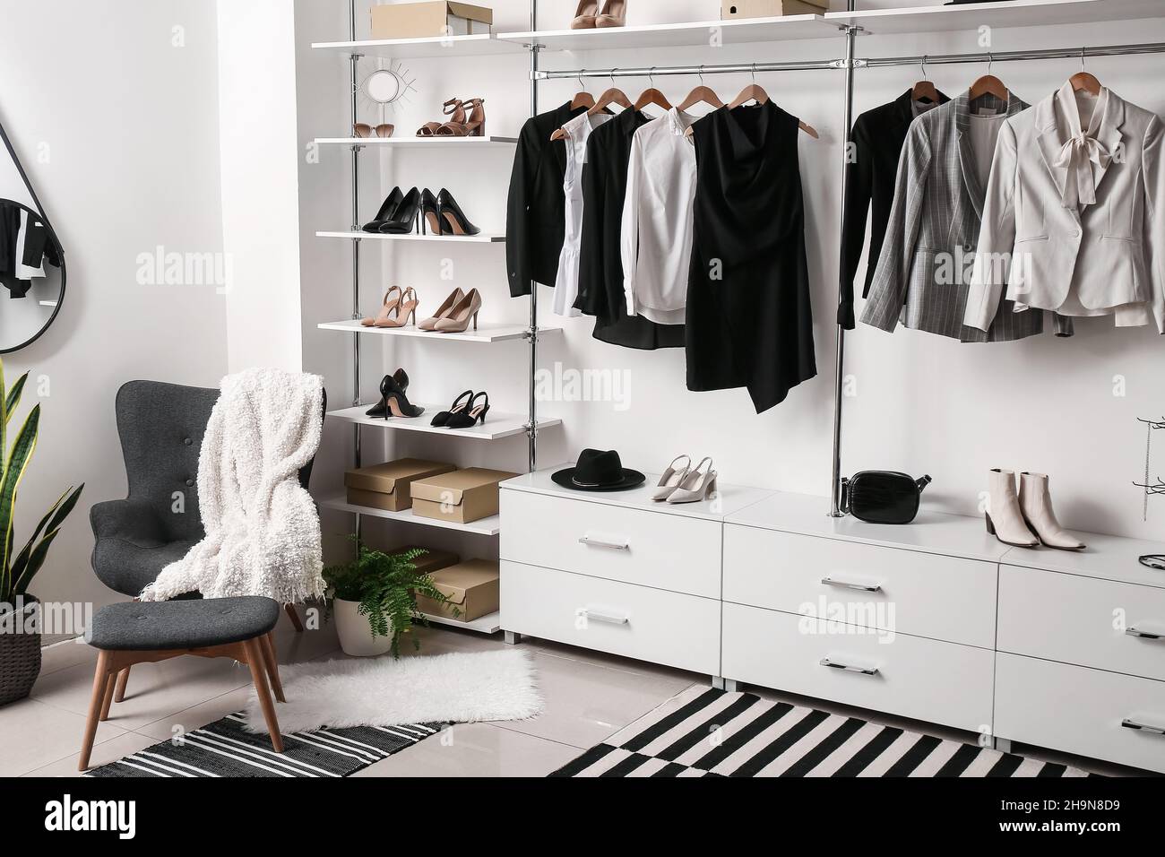 Zapatos y ropa para mujer con estilo en el armario Fotografía de stock -  Alamy