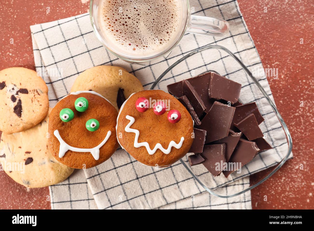 Galletas divertidas con chocolate y una taza de café sobre fondo de color  Fotografía de stock - Alamy