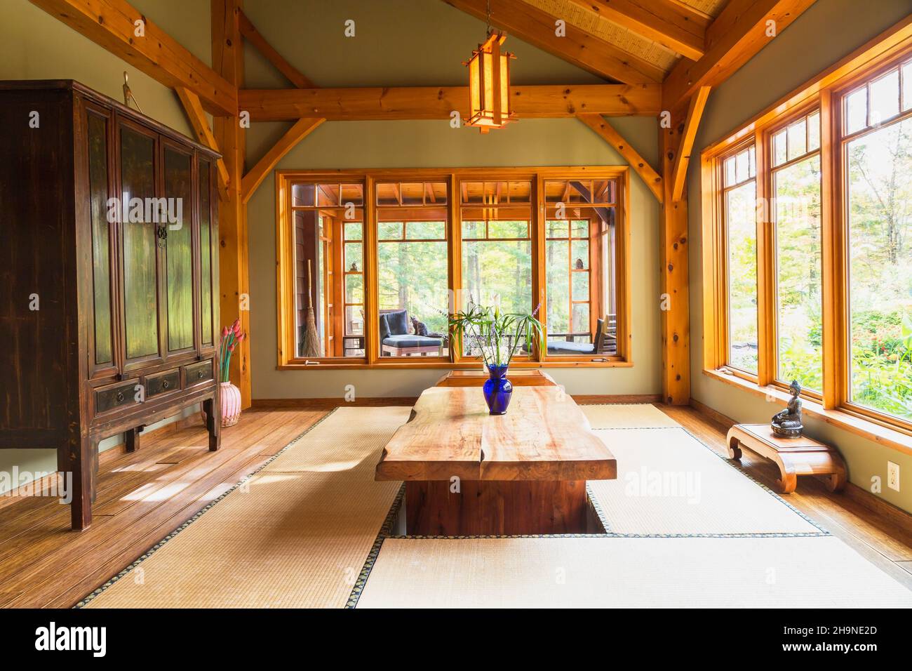 Mesa de comedor de madera rústica barnizada con esteras de tatami, armario  chino negro y marrón, pequeñas mesas de madera de teca indonesa en un  comedor de estilo japonés Fotografía de stock -