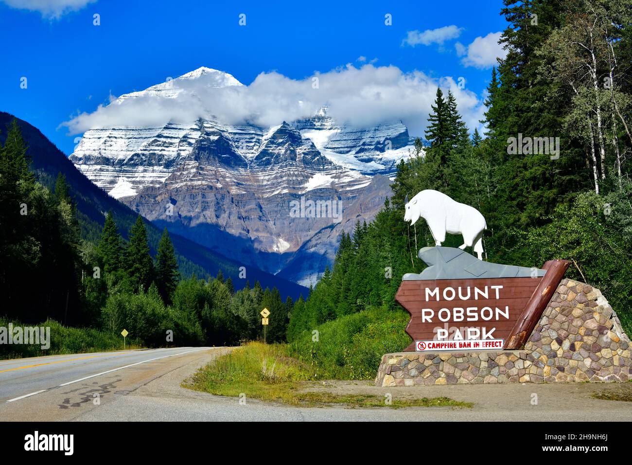 Una vista del paisaje veraniego del Monte Robson en el Parque Provincial Mount Robson en British Columbia Canadá Foto de stock