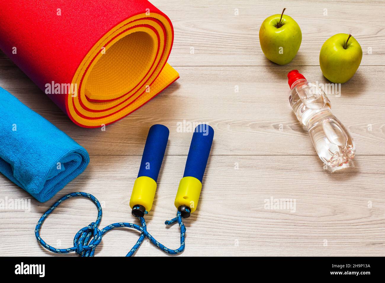 Mancuernas y diferentes herramientas para hacer ejercicio en el suelo de la  habitación Fotografía de stock - Alamy