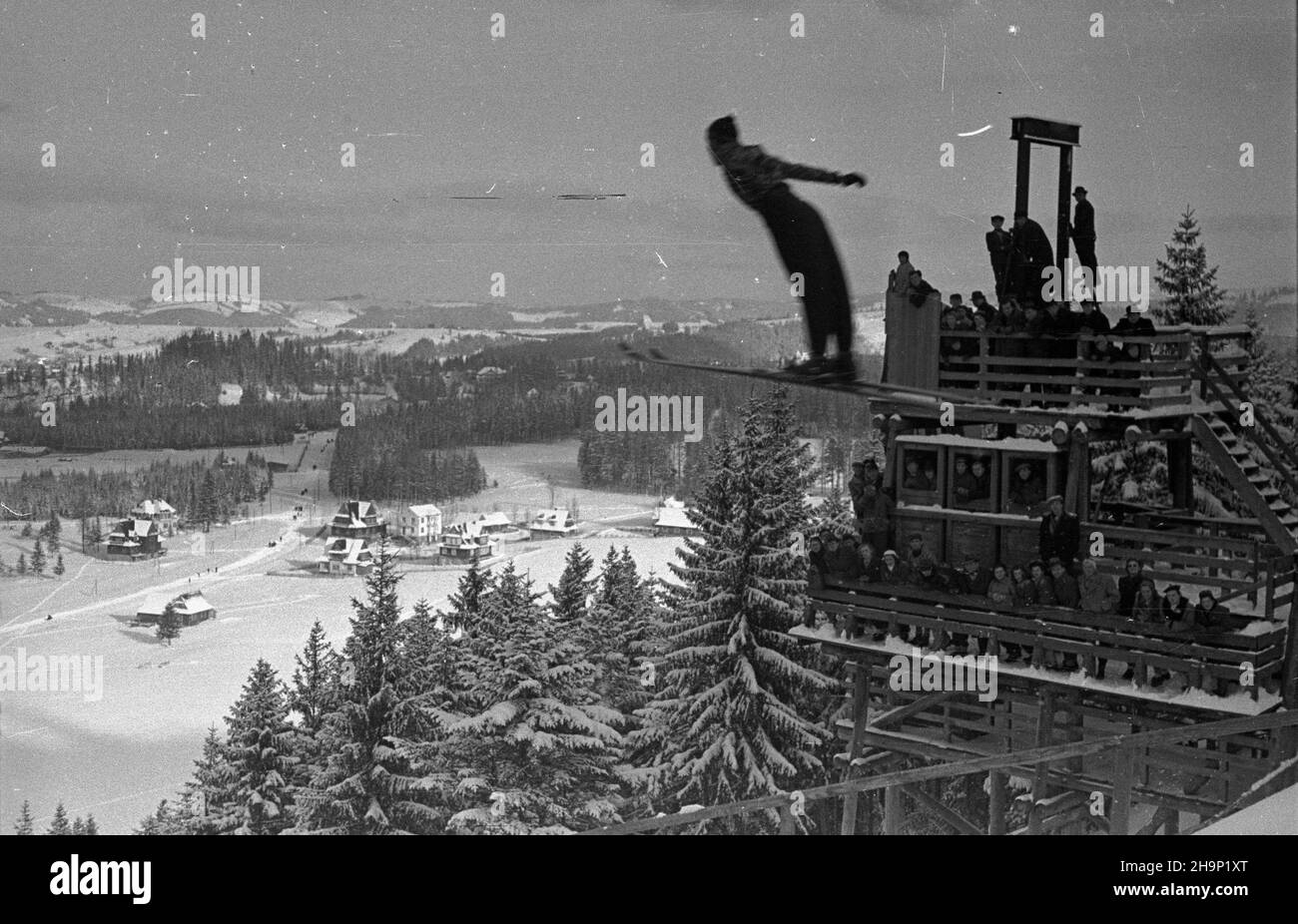 Zakopane, 1949. Miêdzynarodowe Zawody narciarskie o Puchar Tatr (23 lutego-3 marca). Konkurs skoków narciarskich na Wielkej Krokwi. Se dzieñ¿Dok³adny miesi¹c wydarzenia nieustalone. bk PAP Zakopane, 1949. La competición de esquí Tatra Mountain Cup (23 de febrero a 3 de marzo). Concurso de saltos de esquí en la montaña Wielka Krokiew. bk PAP Foto de stock