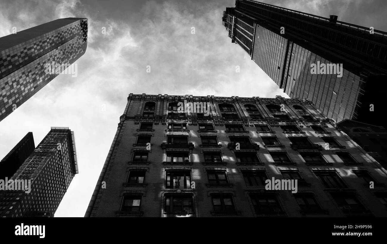 Paisaje urbano en blanco y negro, edificios altos, Manhattan Foto de stock