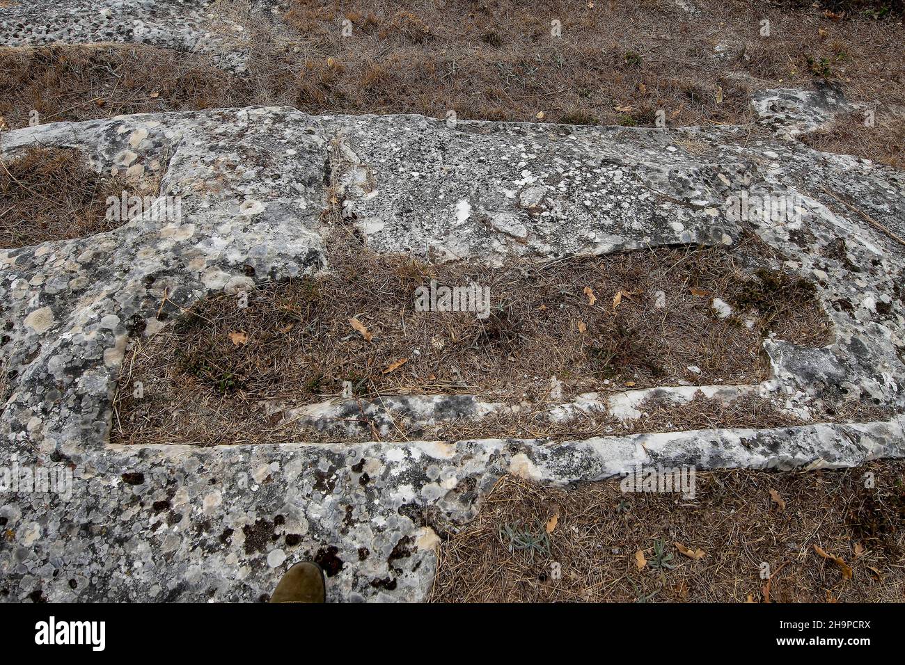 Necrópolis rupestre, con tumbas excavadas en piedra, de San Pantaleón en Valderredible. Foto de stock