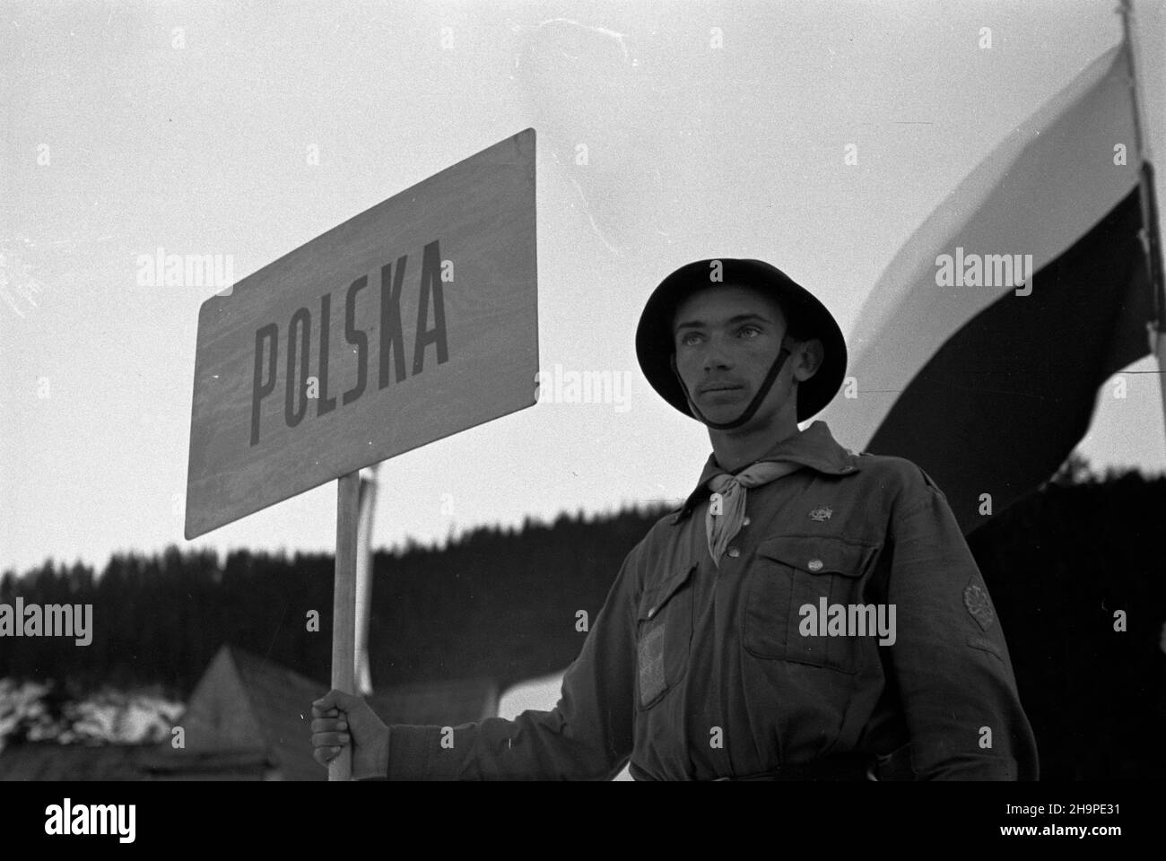 Zakopane, 1949-02-23. OD 23 lutego do 3 marca odbywa³y siê Miêdzynarodowe Zawody narciarskie o Puchar Tatr. Zgromadzi³y One kilkudziesiêciu sportowców z Polski, Bu³garii, Czechos³owacji, Finlandii, Rumunii i i Wêgier. Pierwszego dnia, na stadionie Pod Krokwi¹, odby³o siê uroczyste otwarcie zawodów. Nz. Harcerz tablic¹ reprezentacji Polski. pw PAP Zakopane, 23 de febrero de 1949. El Concurso Internacional de Esquí para la Copa de las Montañas Tatra se celebró del 23 de febrero al 3 de marzo. El concurso reunió a varias docenas de deportistas de Polonia, Bulgaria, Checoslovaquia, Finlandia, Rumania y Hun Foto de stock