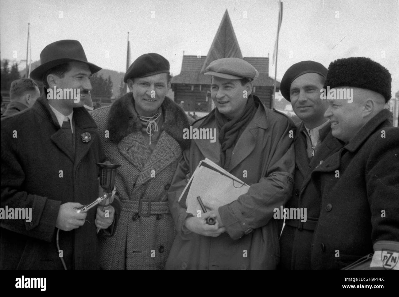 Zakopane, 1949-02-24. OD 23 lutego do 3 marca odbywa³y siê Miêdzynarodowe Zawody narciarskie o Puchar Tatr, z udzia³em kilkudziesiêciu sportowców z Polski, Bu³garii, Czechos³owacji, Finlandii, Rumuni i Wêgier. Pierwszego dnia odby³ siê bieg mê¿czyzn na 18 kilometrów, zaliczany do kombinacji norweskiej, ze startem i met¹ na stadionie Pod Krokwi¹. NZ. Dziennikarze i organizatorzy, m.in. Spraywozdawcy sportowi Polskiego Radia Tadeusz Pyszkowski (2P) i Witold Dobrowolski (2L). pw PAP Zakopane, 24 de febrero de 1949. El Concurso Internacional de Esquí Tatra Mountain Cup se celebró el 23 de febrero en M Foto de stock