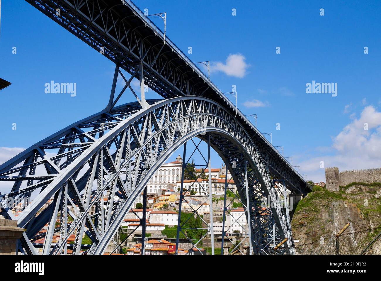 Vista en ángulo bajo del famoso puente Dom Louis I sobre el río Douro y Villa Nova de Gaia en un día soleado. Oporto, Portugal. Foto de stock