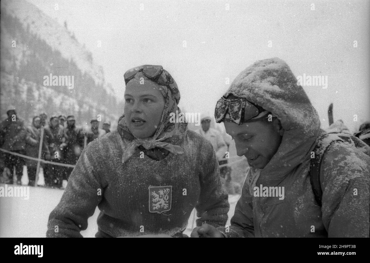 Zakopane, 1949-03-02. W Miêdzynarodowych Zawodach Narciarskich o Puchar Tatr wziê³o udzia³ przesz³o 250 zawodników i zawodniczek reprezentuj¹cych szeœæ pañstw: Czechos³owacjê, Wêgry, Rumuniê, Bu³gariê, Finlandiê i Polskê. Konkurencje alpejskie by³y utrudnione przez nag³e pogorszenie pogody, czêœæ konkurencji zosta³a powtórzona. Zawodniczka Czechos³owacji Moserova (L), która zajê³a i miejsce w kombinacji alpejskiej, zdobywaj¹c Puchar Tatr wœród kobiet oraz z³ot¹ plakietkê. uu PAP Zakopane, 2 de marzo de 1949. La competición internacional de esquí de Tatra Mountain Cup reunió a más de 250 personas Foto de stock