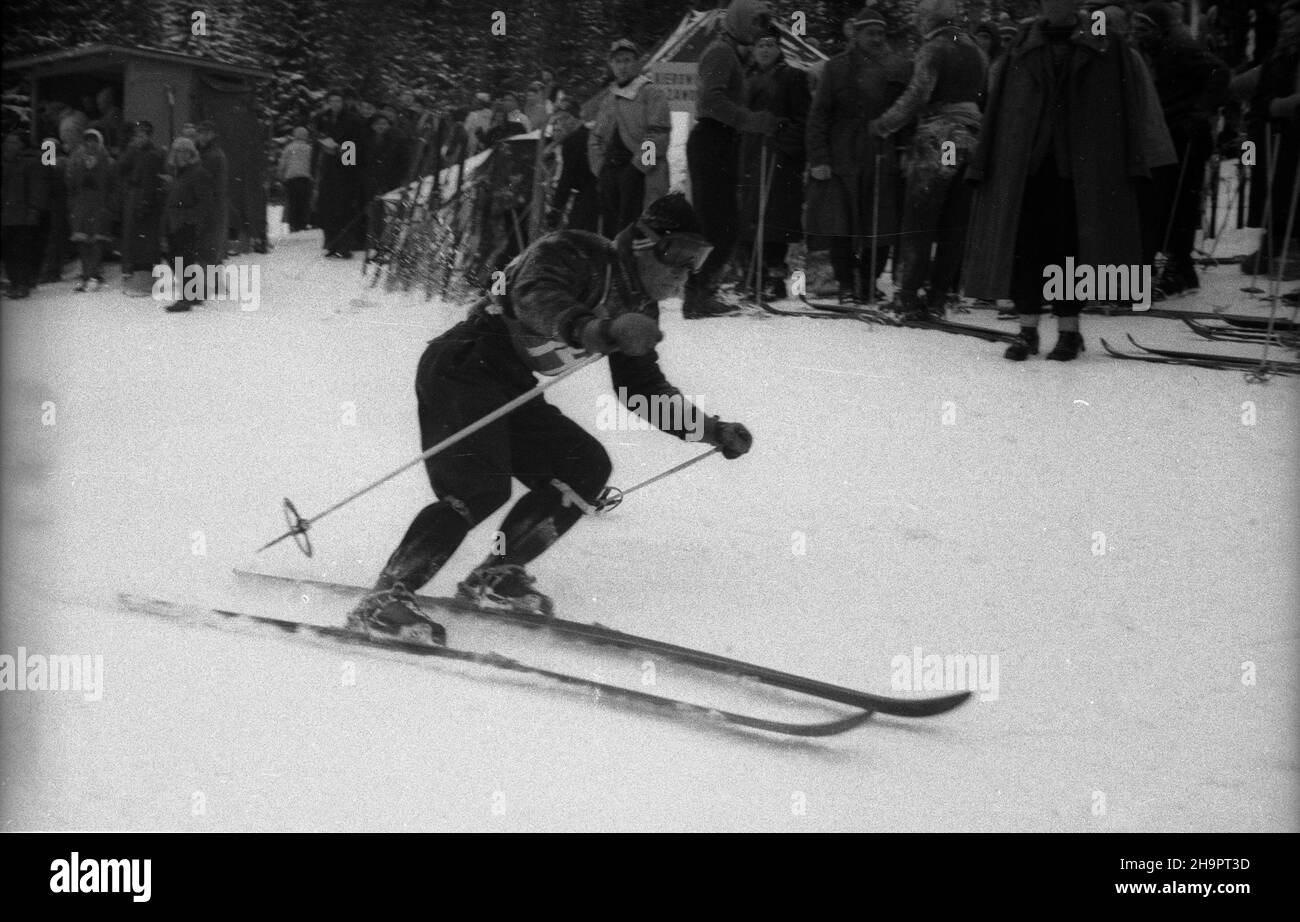 Zakopane, 1949-03-02. W Miêdzynarodowych Zawodach Narciarskich o Puchar Tatr wziê³o udzia³ przesz³o 250 zawodników i zawodniczek reprezentuj¹cych szeœæ pañstw: Czechos³owacjê, Wêgry, Rumuniê, Bu³gariê, Finlandiê i Polskê. Konkurencje alpejskie by³y utrudnione przez nag³e pogorszenie pogody, czêœæ konkurencji zosta³a powtórzona. uu PAP Zakopane, 2 de marzo de 1949. El Concurso Internacional de Esquí Tatra Mountain Cup reunió a más de 250 competidores de 6 países: Checoslovaquia, Hungría, Rumania, Bulgaria, Finlandia y Polonia. El deterioro repentino del clima impidió los eventos alpinos, som Foto de stock