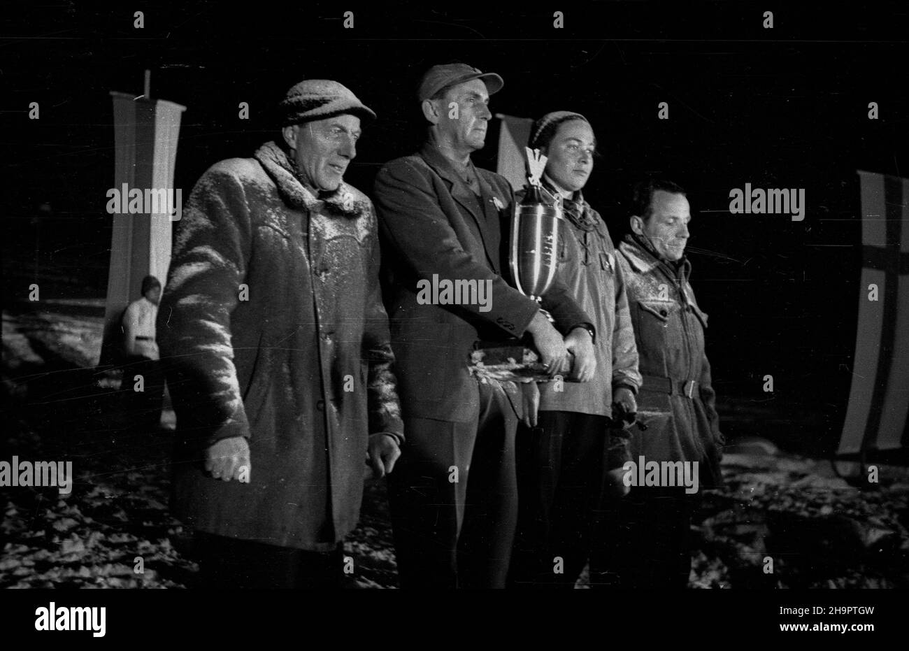 Zakopane, 1949-03-03. Miêdzynarodowe Zawody narciarskie o Puchar Tatr (23 II-3 III). Uroczystoœæ zakoñczenia turnieju na stadionie sportowym pod Krokwi¹. ka PAP Zakopane, 3 de marzo de 1949. El Concurso Internacional de Esquí Tatra Mountain Cup (23 de febrero - 3 de marzo). La ceremonia de clausura de la competición en el estadio Krokiew. ka PAP Foto de stock